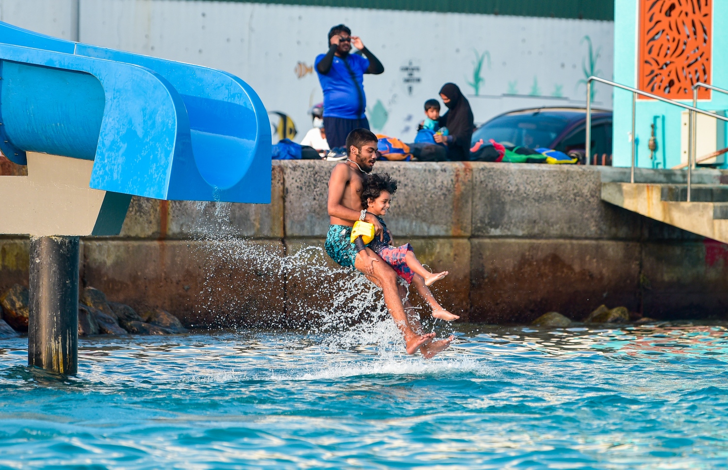 މާލެ: މާޗް 22، 2021: ސްވިމިން ޓްރެކް އާންމުންނަށް ހުޅުވާލުން: މާލޭ ސްވިމިން ޓްރެކްގައި ހެދި ޑައިވިން ޕްލެޓްފޯމާއި ޓްރެކް އާންމުންނަށް ހުޅުވާލުން: މޯލްޑިވްސް ސްވިމިން އެސޯސިއޭޝަންގެ ފަރާތުން ހަދާފައިވާ މި ޓްރެކް އާންމުންނަށް ހުޅުވައިދެއްވީ ޔޫތު މިނިސްޓަރު އަހުމަދު މަހުލޫފު.-- ފޮޓޯތައް: އަހުމަދު އަވްޝަން އިލްޔާސް /މިހާރު