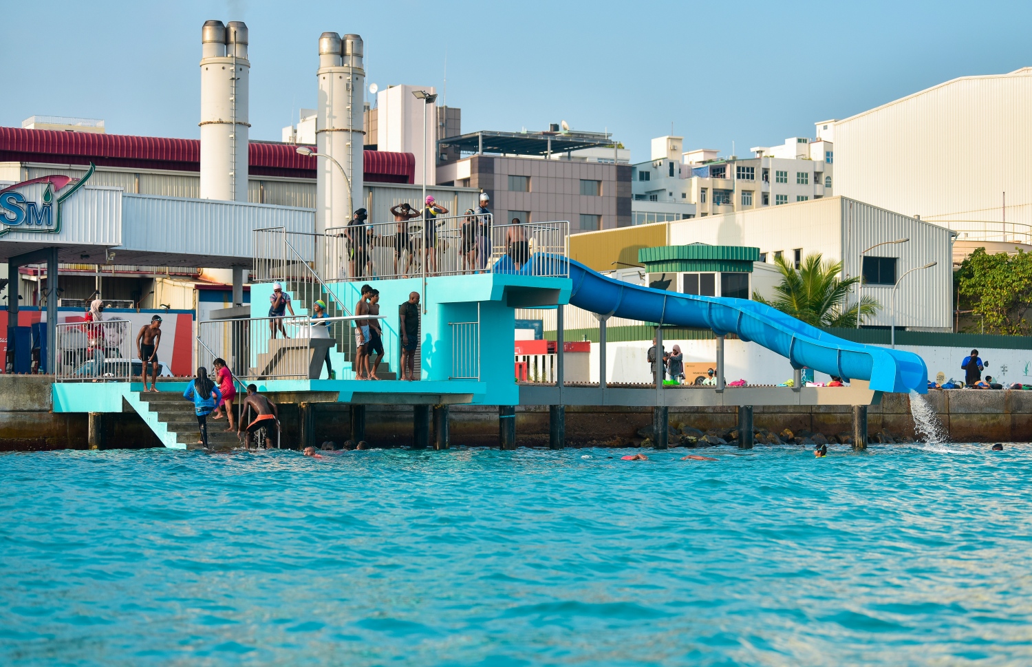 މާލެ: މާޗް 22، 2021: ސްވިމިން ޓްރެކް އާންމުންނަށް ހުޅުވާލުން: މާލޭ ސްވިމިން ޓްރެކްގައި ހެދި ޑައިވިން ޕްލެޓްފޯމާއި ޓްރެކް އާންމުންނަށް ހުޅުވާލުން: މޯލްޑިވްސް ސްވިމިން އެސޯސިއޭޝަންގެ ފަރާތުން ހަދާފައިވާ މި ޓްރެކް އާންމުންނަށް ހުޅުވައިދެއްވީ ޔޫތު މިނިސްޓަރު އަހުމަދު މަހުލޫފު.-- ފޮޓޯތައް: އަހުމަދު އަވްޝަން އިލްޔާސް /މިހާރު