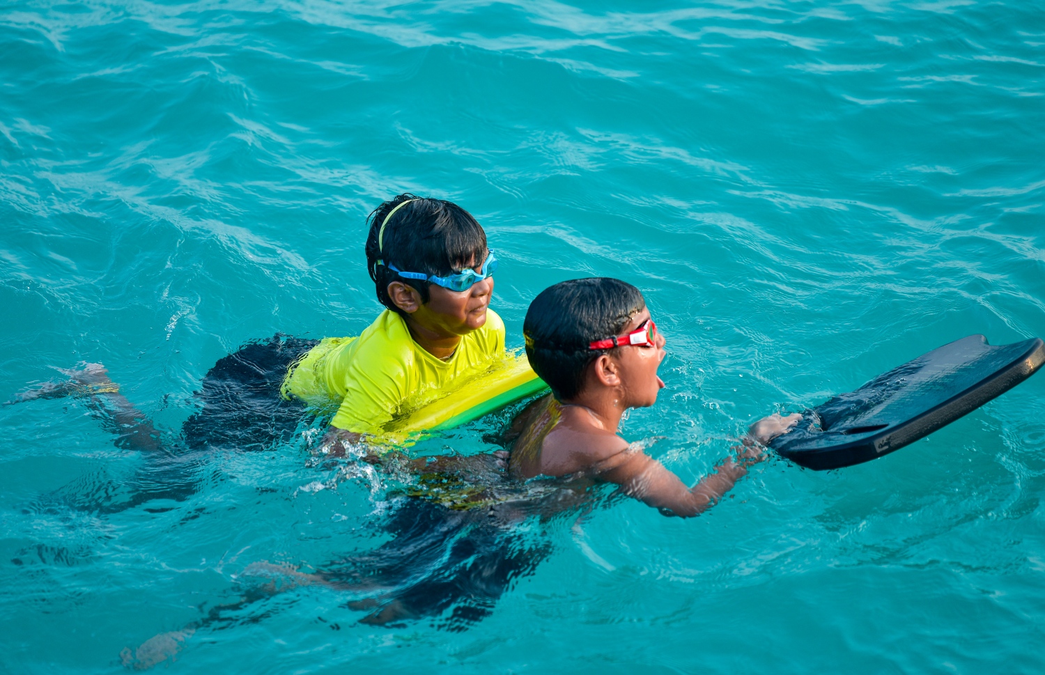 މާލެ: މާޗް 22، 2021: ސްވިމިން ޓްރެކް އާންމުންނަށް ހުޅުވާލުން: މާލޭ ސްވިމިން ޓްރެކްގައި ހެދި ޑައިވިން ޕްލެޓްފޯމާއި ޓްރެކް އާންމުންނަށް ހުޅުވާލުން: މޯލްޑިވްސް ސްވިމިން އެސޯސިއޭޝަންގެ ފަރާތުން ހަދާފައިވާ މި ޓްރެކް އާންމުންނަށް ހުޅުވައިދެއްވީ ޔޫތު މިނިސްޓަރު އަހުމަދު މަހުލޫފު.-- ފޮޓޯތައް: އަހުމަދު އަވްޝަން އިލްޔާސް /މިހާރު