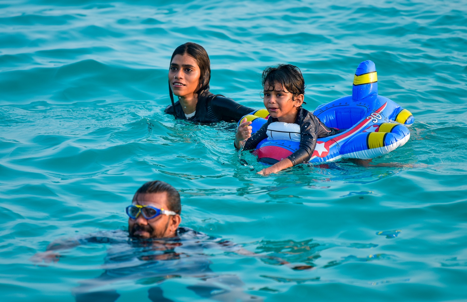 މާލެ: މާޗް 22، 2021: ސްވިމިން ޓްރެކް އާންމުންނަށް ހުޅުވާލުން: މާލޭ ސްވިމިން ޓްރެކްގައި ހެދި ޑައިވިން ޕްލެޓްފޯމާއި ޓްރެކް އާންމުންނަށް ހުޅުވާލުން: މޯލްޑިވްސް ސްވިމިން އެސޯސިއޭޝަންގެ ފަރާތުން ހަދާފައިވާ މި ޓްރެކް އާންމުންނަށް ހުޅުވައިދެއްވީ ޔޫތު މިނިސްޓަރު އަހުމަދު މަހުލޫފު.-- ފޮޓޯތައް: އަހުމަދު އަވްޝަން އިލްޔާސް /މިހާރު