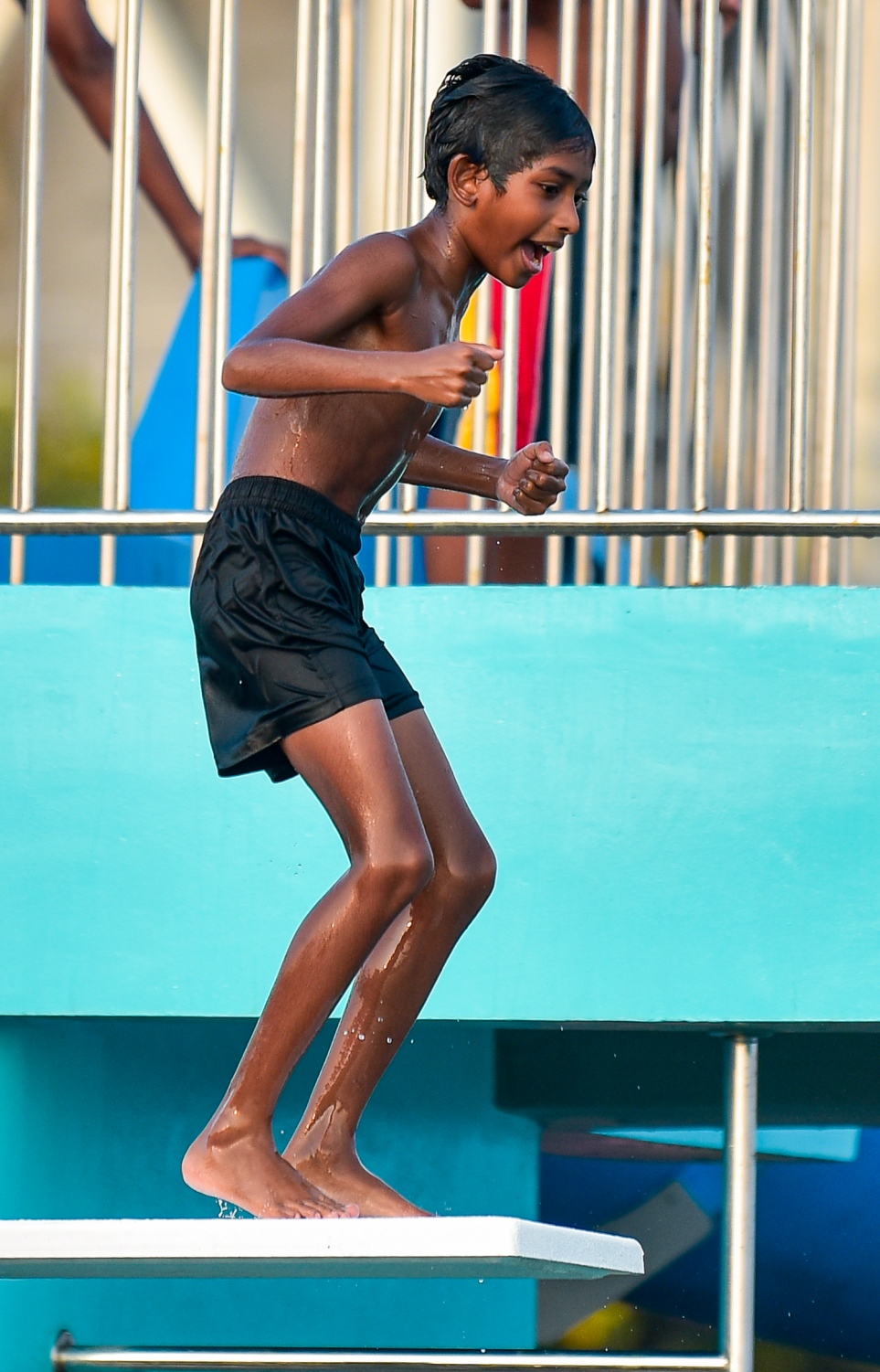 މާލެ: މާޗް 22، 2021: ސްވިމިން ޓްރެކް އާންމުންނަށް ހުޅުވާލުން: މާލޭ ސްވިމިން ޓްރެކްގައި ހެދި ޑައިވިން ޕްލެޓްފޯމާއި ޓްރެކް އާންމުންނަށް ހުޅުވާލުން: މޯލްޑިވްސް ސްވިމިން އެސޯސިއޭޝަންގެ ފަރާތުން ހަދާފައިވާ މި ޓްރެކް އާންމުންނަށް ހުޅުވައިދެއްވީ ޔޫތު މިނިސްޓަރު އަހުމަދު މަހުލޫފު.-- ފޮޓޯތައް: އަހުމަދު އަވްޝަން އިލްޔާސް /މިހާރު