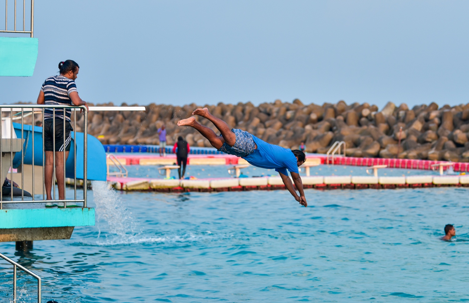 މާލެ: މާޗް 22، 2021: ސްވިމިން ޓްރެކް އާންމުންނަށް ހުޅުވާލުން: މާލޭ ސްވިމިން ޓްރެކްގައި ހެދި ޑައިވިން ޕްލެޓްފޯމާއި ޓްރެކް އާންމުންނަށް ހުޅުވާލުން: މޯލްޑިވްސް ސްވިމިން އެސޯސިއޭޝަންގެ ފަރާތުން ހަދާފައިވާ މި ޓްރެކް އާންމުންނަށް ހުޅުވައިދެއްވީ ޔޫތު މިނިސްޓަރު އަހުމަދު މަހުލޫފު.-- ފޮޓޯތައް: އަހުމަދު އަވްޝަން އިލްޔާސް /މިހާރު