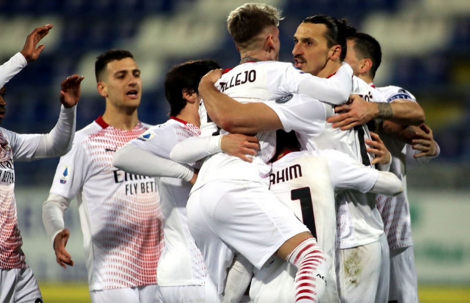 ލަނޑު ޖެހުމަށް ފަހު މިލާން ކުޅުންތެރިން އުފާފާޅުކުރަނީ.-- ފޮޓޯ: އޭއެފްޕީ