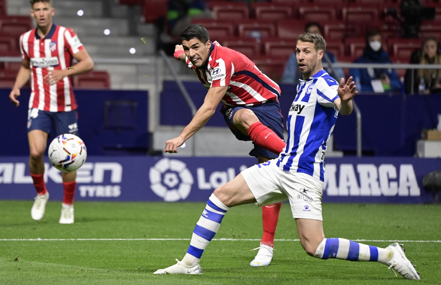 އަލަވޭސްގެ ގޯލަށް އެތުލެޓިކޯގެ ސުއަރޭޒް (ވ) ބޯޅަ ފޮނުވާލަނީ.-- ފޮޓޯ: އޭއެފްޕީ