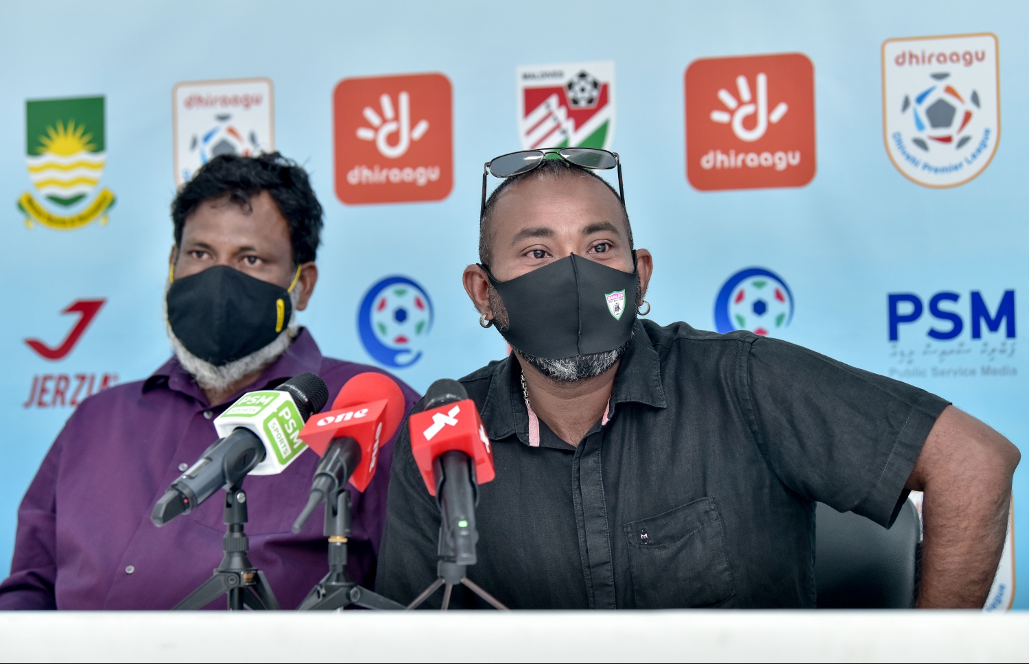 އީގަލްސްގެ މުފާ (ކ) އާއި މާޒިޔާގެ ވައްހާބު މިއަދު ބޭއްވި ނޫސްވެރިންގެ ބައްދަލުވުމުގެ ތެރެއިން.-- ފޮޓޯ: ނިޝާން އަލީ/ މިހާރު