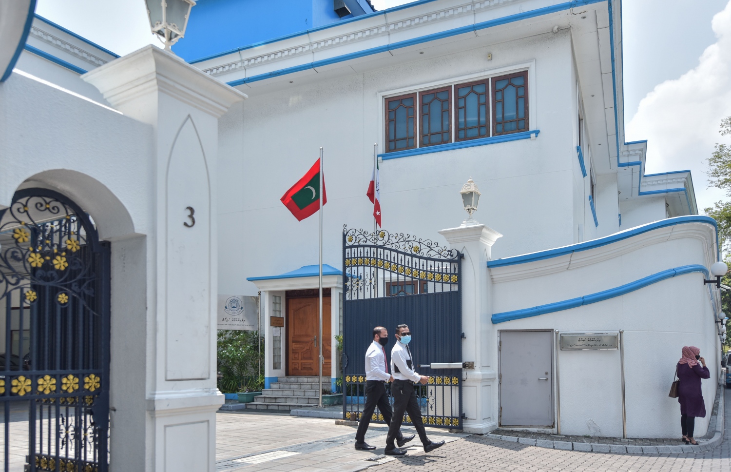 ހައި ކޯޓު ހިންގާ އިމާރާތުގެ ކުރިމަތިން ބަޔަކު ހިނގާފައި ދަނީ --  ފޮޓޯ: ނިޝާން އަލީ/ މިހާރު