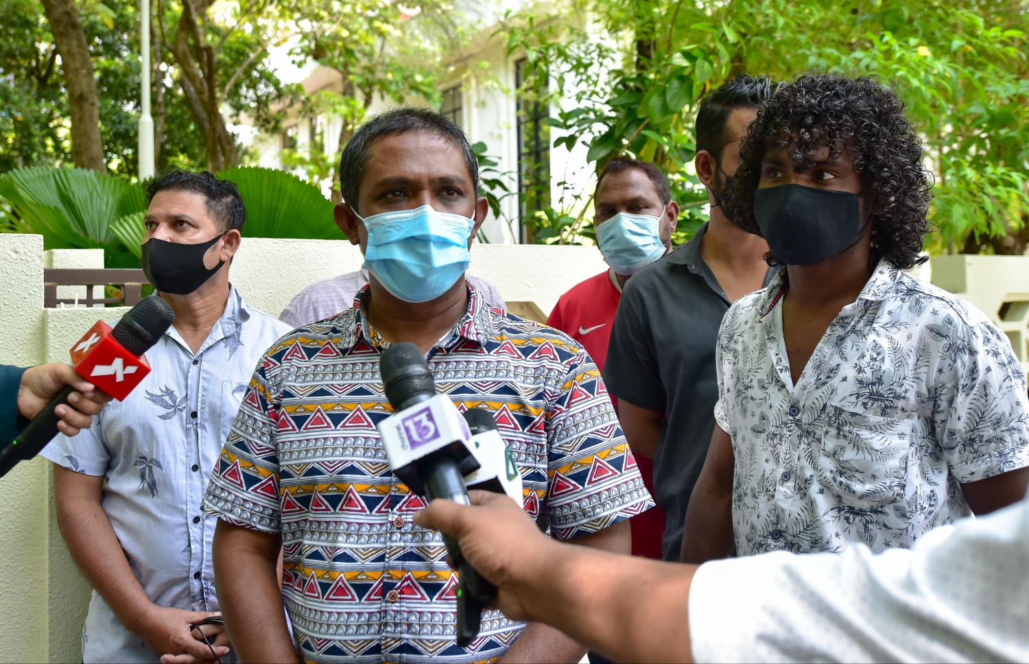 އަވަސް ރައިޑުގެ މެނޭޖިން ޑައިރެކްޓަރު  ހަސަން ރަމީޒު މީޑިއާއާ ވާހަކަދައްކަވަނީ -- ފޮޓޯ: ނިޝާން އަލީ/ މިހާރު