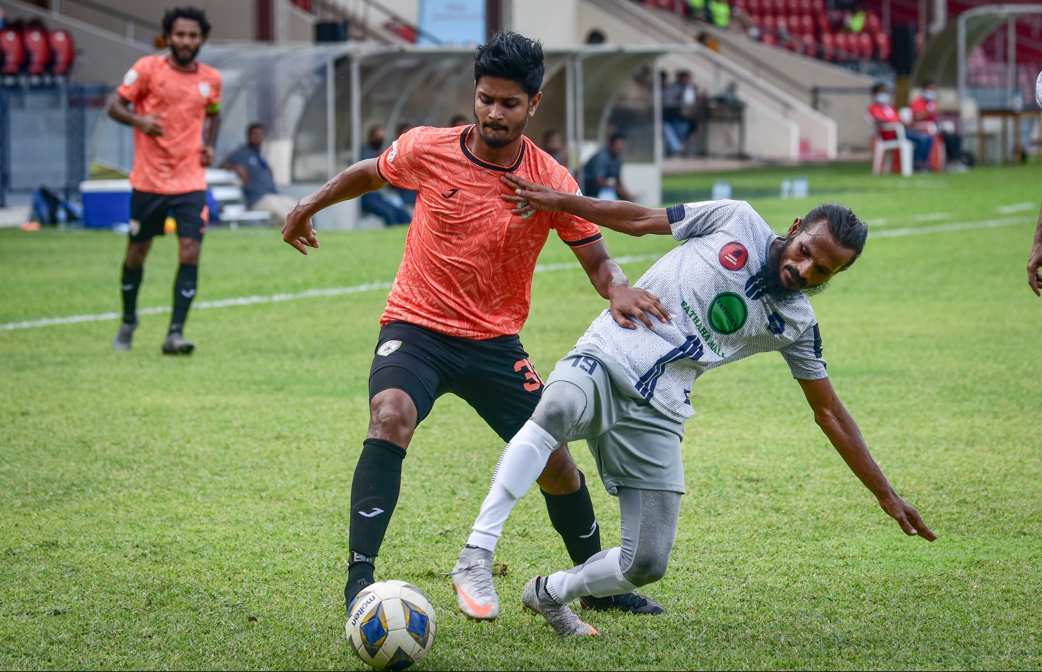 ސަސްގެ ހޮކޭ (ކ) ކައިރިން އީގަލްސްގެ ހަންނަ (ވ) ބޯޅަ ހިފައިގެންދަނީ.-- ފޮޓޯ: ނިޝާން އަލީ/ މިހާރު