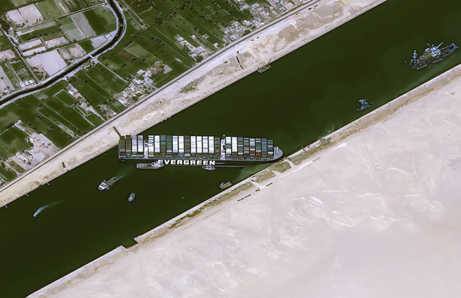 ސުއޭޒް ކެނަލްގައި އެވަ ގިވަން ބޯޓު ހުރަސްވެފައި. --ފޮޓޯ:ސުއޭޒް ކެނަލް އޮތޯރިޓީ