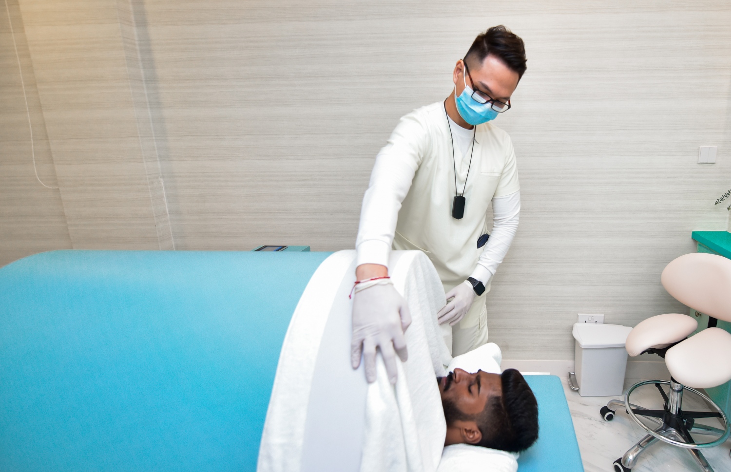 މާލެ: މާޗް 29، 2021: ނަދާ ކްލިނިކް އިން ދޭ ހިދުމަތެއްގެ ޑެމޯ ދައްކާލަނީ: ދުނިޔޭގެ ބާޒާރުގައި މިވަގުތު ލިބެންހުރި އެންމެ އެޑްވާންސް އެސްތެޓިކްސް، ކޮސްމަޓޮލޮޖީ އަދި ރީޖުވެނޭޝަންގެ ހިދުމަތްތައް ލިބޭނެ.-- ފޮޓޯ: އަހުމަދު އަވްޝަން އިލްޔާސް /މިހާރު