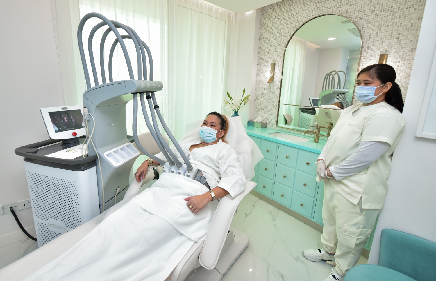 މާލެ: މާޗް 29، 2021: ނަދާ ކްލިނިކް އިން ދޭ ހިދުމަތެއްގެ ޑެމޯ ދައްކާލަނީ. ސްކަލްޕްޗާ ހިދުމަތުގެ ޑެމޯއެއް ދައްކާލަނީ: ދުނިޔޭގެ ބާޒާރުގައި މިވަގުތު ލިބެންހުރި އެންމެ އެޑްވާންސް އެސްތެޓިކްސް، ކޮސްމަޓޮލޮޖީ އަދި ރީޖުވެނޭޝަންގެ ހިދުމަތްތައް ލިބޭނެ.-- ފޮޓޯ: އަހުމަދު އަވްޝަން އިލްޔާސް /މިހާރު