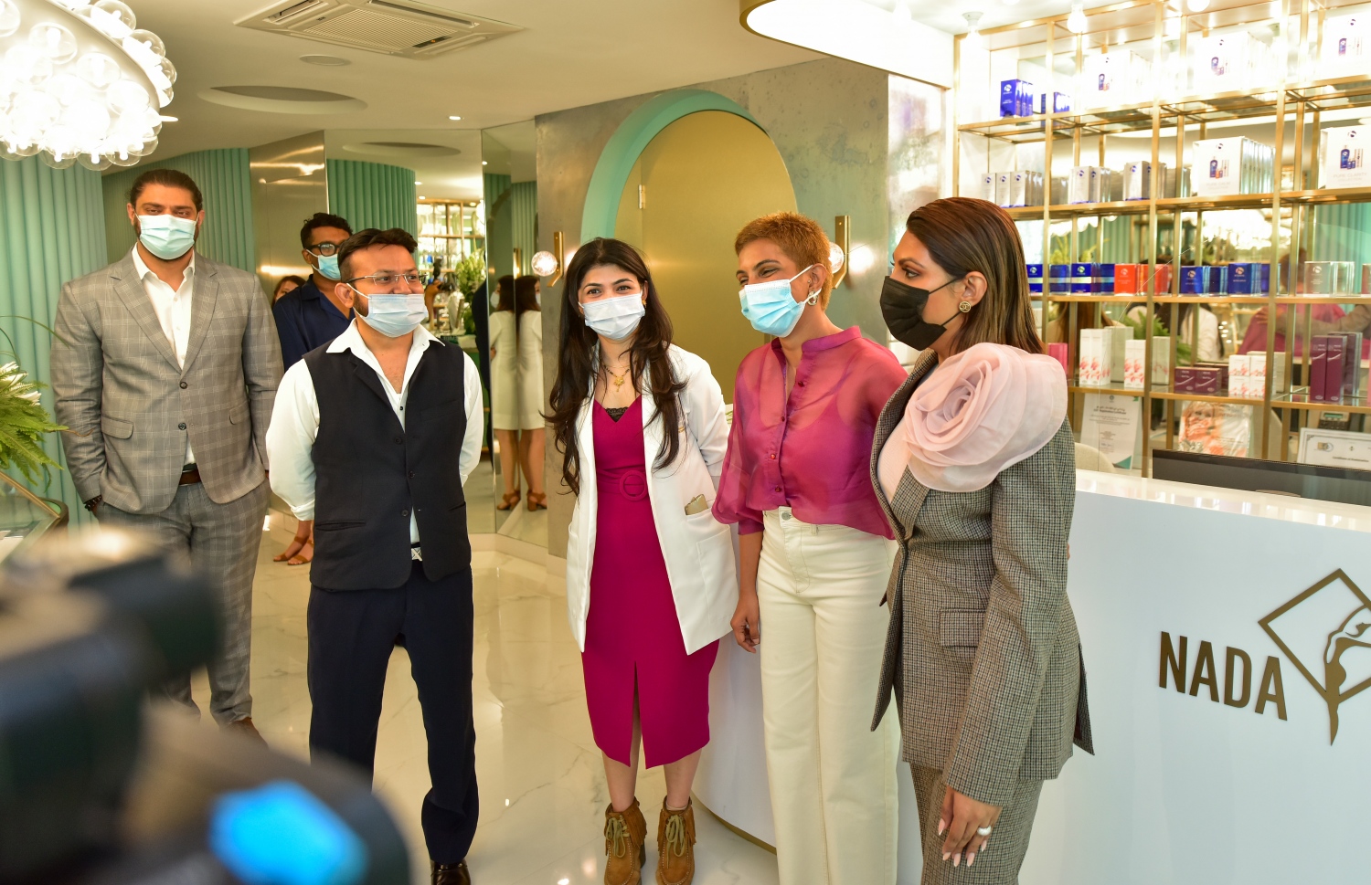 މާލެ: މާޗް 29، 2021: ނަދާ ކްލިނިކުގެ ފައުންޑާ އަދި މެނޭޖިން ޑިރެކްޓަރު ފާތިމަތު ނަދާގެ އިތުރުން އެ ކުލިނިކުގެ ބައެއް އިސްވެރިންނާއެކު މީޑީއާ އާ ވާހަކަ ދައްކަނީ: ދުނިޔޭގެ ބާޒާރުގައި މިވަގުތު ލިބެންހުރި އެންމެ އެޑްވާންސް އެސްތެޓިކްސް، ކޮސްމަޓޮލޮޖީ އަދި ރީޖުވެނޭޝަންގެ ހިދުމަތްތައް ލިބޭނެ.-- ފޮޓޯ: އަހުމަދު އަވްޝަން އިލްޔާސް /މިހާރު