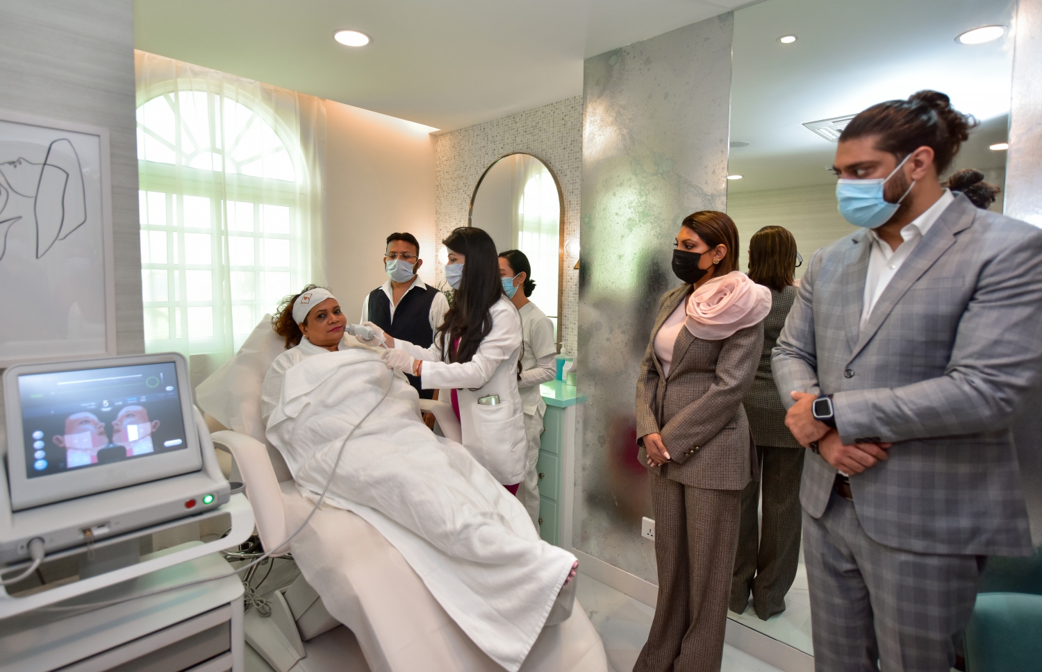 މާލެ: މާޗް 29، 2021: ނަދާ ކްލިނިކް އިން ދޭ ހިދުމަތެއްގެ ޑެމޯ ދައްކާލަނީ: ދުނިޔޭގެ ބާޒާރުގައި މިވަގުތު ލިބެންހުރި އެންމެ އެޑްވާންސް އެސްތެޓިކްސް، ކޮސްމަޓޮލޮޖީ އަދި ރީޖުވެނޭޝަންގެ ހިދުމަތްތައް ލިބޭނެ.-- ފޮޓޯ: އަހުމަދު އަވްޝަން އިލްޔާސް /މިހާރު