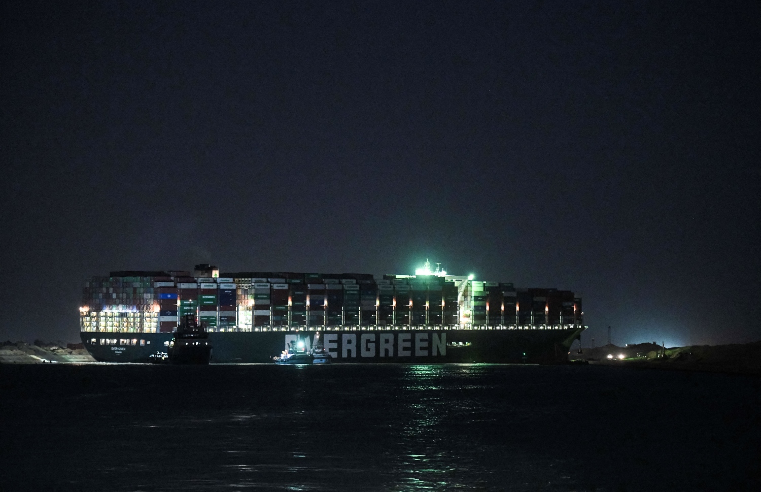 ސުއޭޒް ކެނަލްގައި ހުރަސްވި ބޯޓު ފުންކުރެވޭތޯ ރޭ މަސައްކަތް ކުރަނީ. --ފޮޓޯ:އޭއެފްޕީ