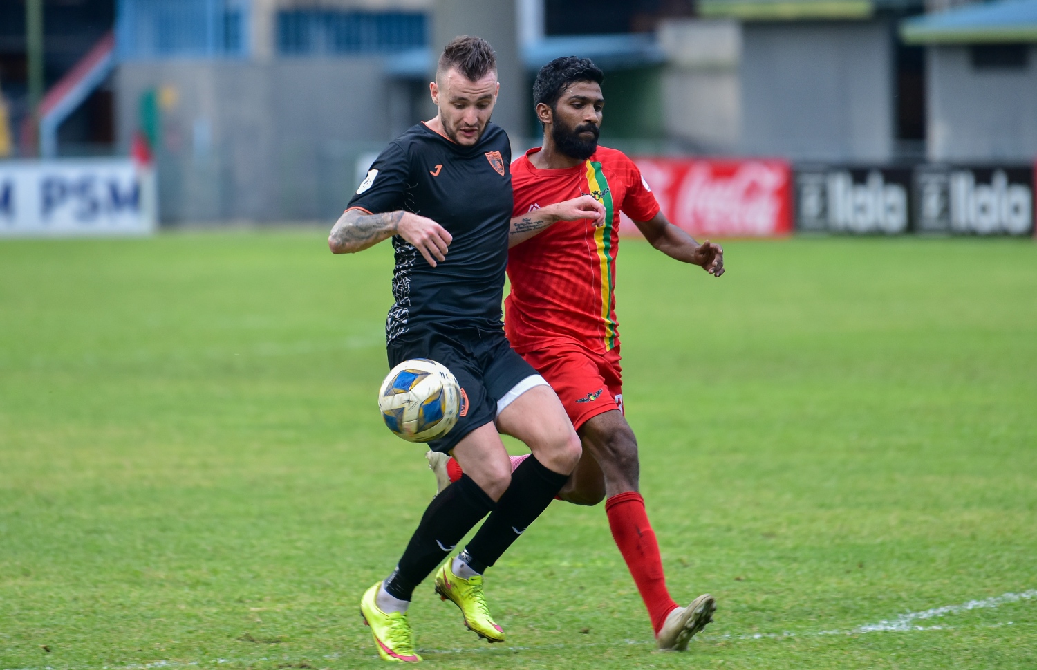 ދަ ގްރާންޑޭގެ ޝިފާން (ކ) އީގަލްސްގެ ކޮރްމިޝިން އަތުން ބޯޅަ ހޯދަން މަސައްކަތްކުރަނީ.-- ފޮޓޯ: އަހުމަދު އަވްޝަން އިލްޔާސް/ މިހާރު