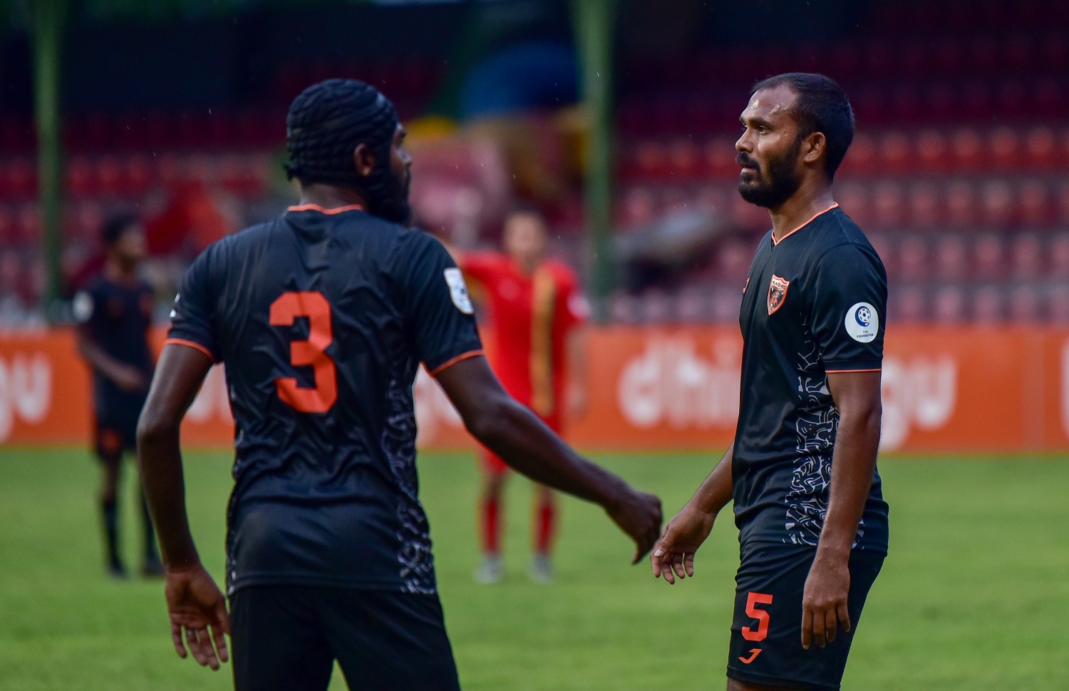 އަސްހަދު (ކ) އާއި އީގަލްސްގެ ޑިފެންޑަރު ހެލްމެޓް.-- ފޮޓޯ: އަހުމަދު އަވްޝަން އިލްޔާސް/ މިހާރު