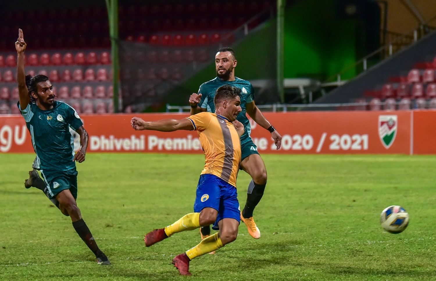 ވެލެންސިއާގެ ބޯހަސް ބޯޅަ ފޮނުވާލާއިރު ގްރީން ސްޓްރީޓްސްގެ ޑިފެންޑަރުން އޮފްސައިޑަށް އަތްނަގައިގެން.-- ފޮޓޯ: އަހުމަދު އަވްޝަން އިލްޔާސް/ މިހާރު