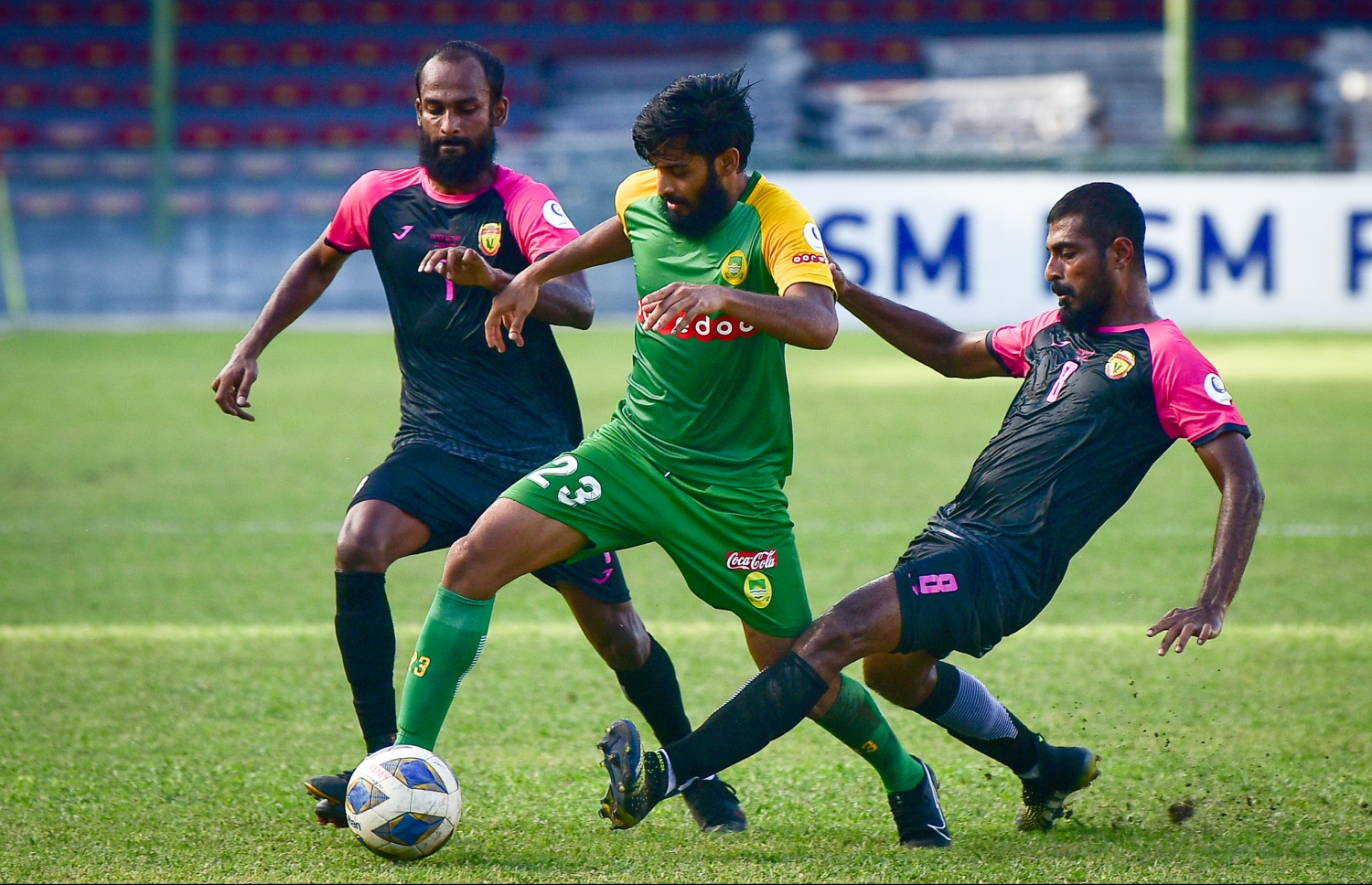 މާޒިޔާގެ ޔާމްބެ (މ) ޔުނައިޓެޑް ވިކްޓްރީގެ ވިސާމް (ކ) އާއި ޗުމްޕު ކައިރިން ބޯޅަ ހިފައިގެންދަނީ.-- ފޮޓޯ: ނިޝާްން އަލީ/ މިހާރު