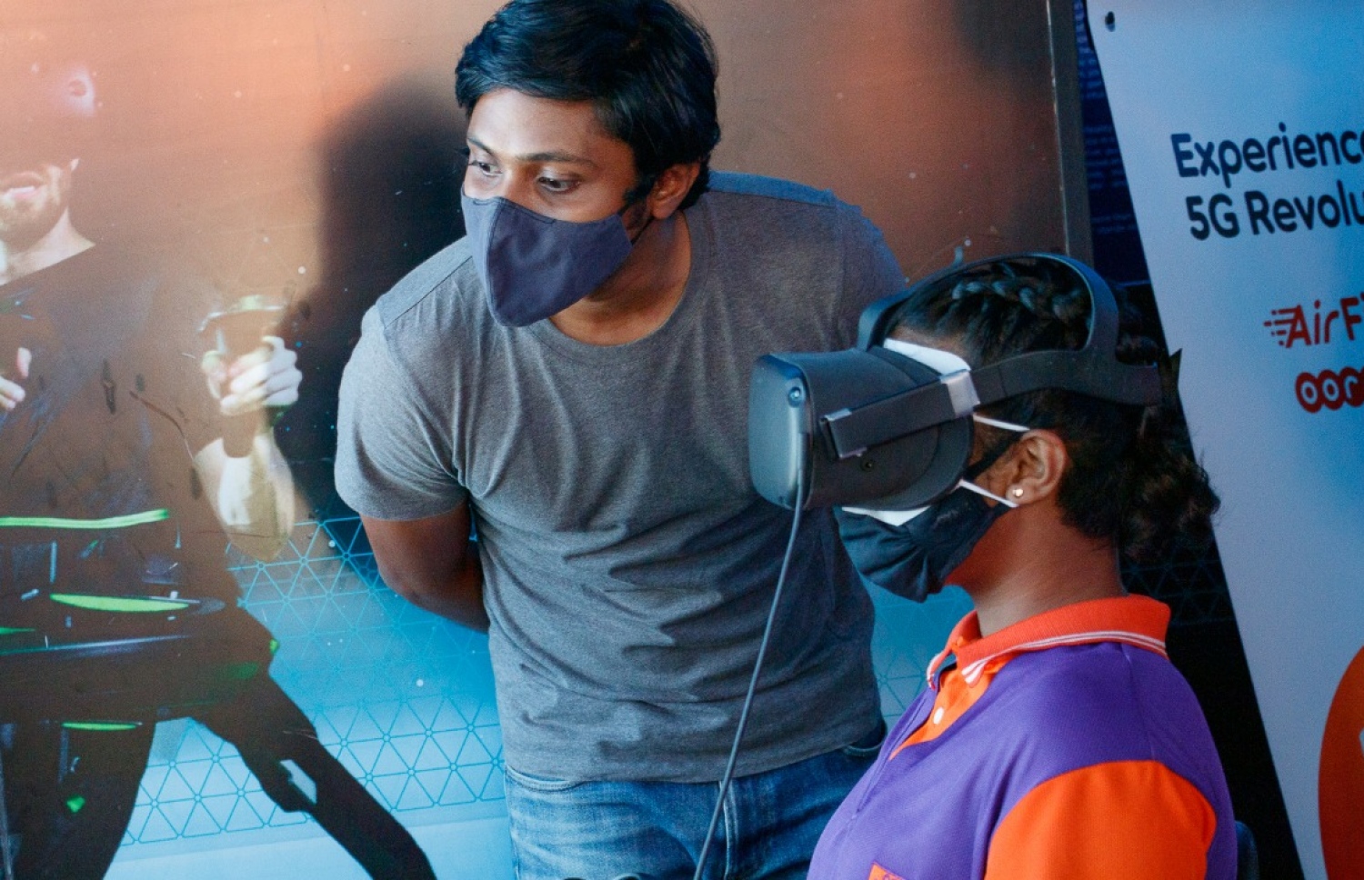 ވީއާރު ކެފޭގައި ބޭއްވި ހަރަކާތުގައި ގިޔާސުއްދީންގެ ދަރިވަރަކަށް ރޮބޮޓް ކޮންޓްރޯލް ކުރާނެ ގޮތް ކިޔައިދެނީ-- ފޮޓޯ: އުރީދޫ