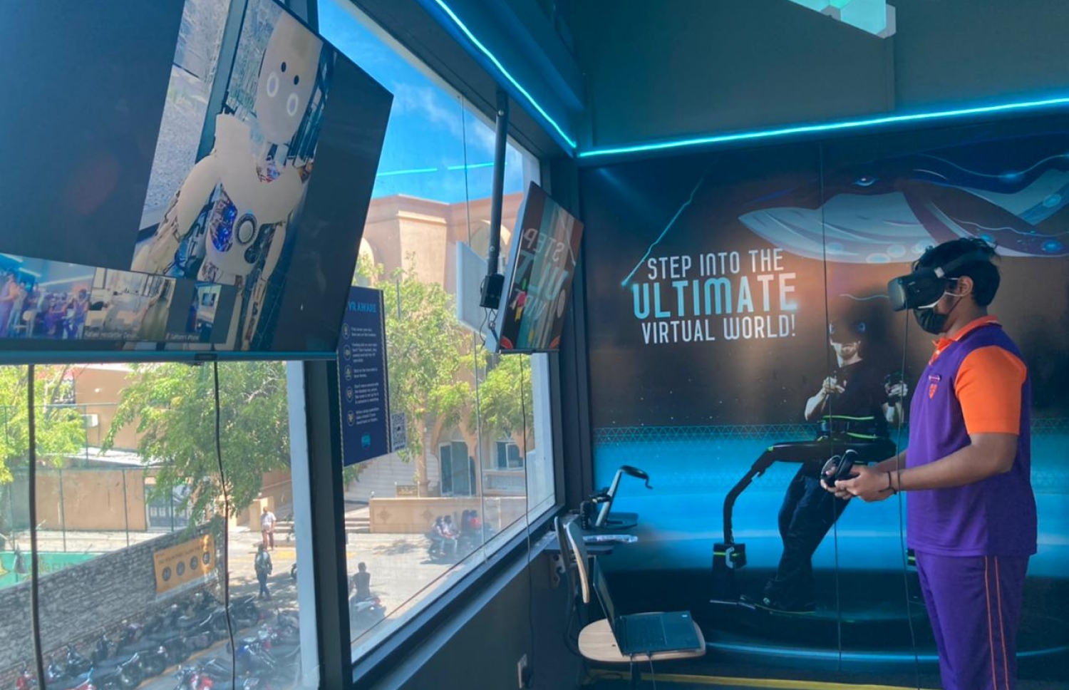 ގިޔާސުއްދީން އިންޓަނޭޝަނަލް ސްކޫލުގެ ދަރިވަރަކު އުރީދޫ 5ޖީ މެދުވެރިކޮށް ރޮބޯއީ ކޮންޓްރޯލް ކުރަނީ-- ފޮޓޯ:އުރީދޫ