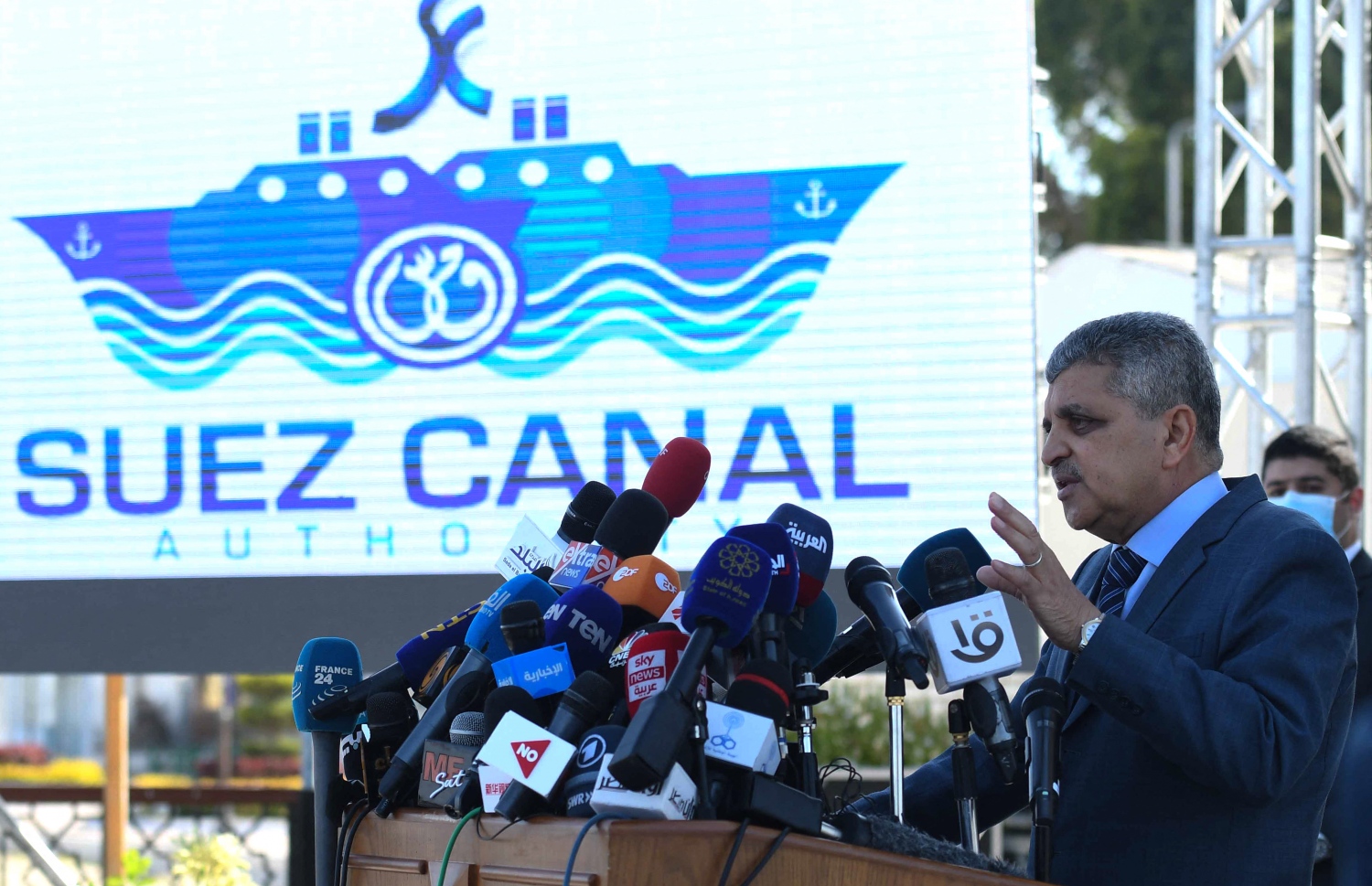 ސުއޭޒް ކެނަލް އޮތޯރިޓީގެ ވެރިޔާ އުސާމާ ރާބީ ނޫސްވެރިންނާ ވާހަކަ ދައްކަވަނީ. --ފޮޓޯ:އޭއެފްޕީ