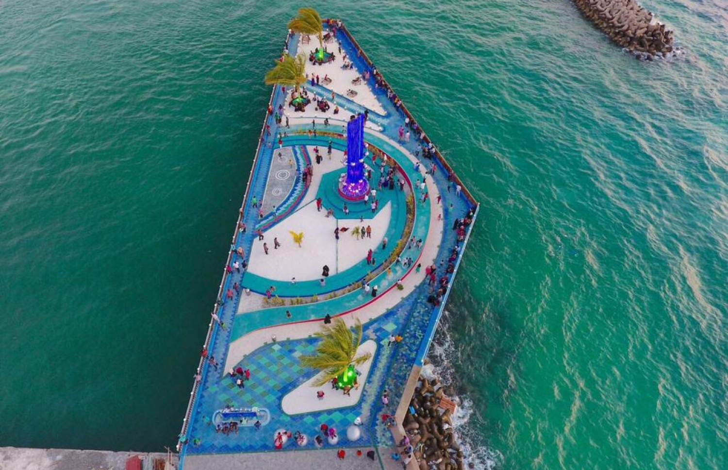 ޑރ. މުހައްމަދު މުއިއްޒު ހައުސިން މިނިސްޓަރު ކަމުގައި ހުންނެވި އިރު ހަދާފައިވާ ސުނާމީ މައިޒާންގެ ޑްރޯން ފޮޓޯއެއް.