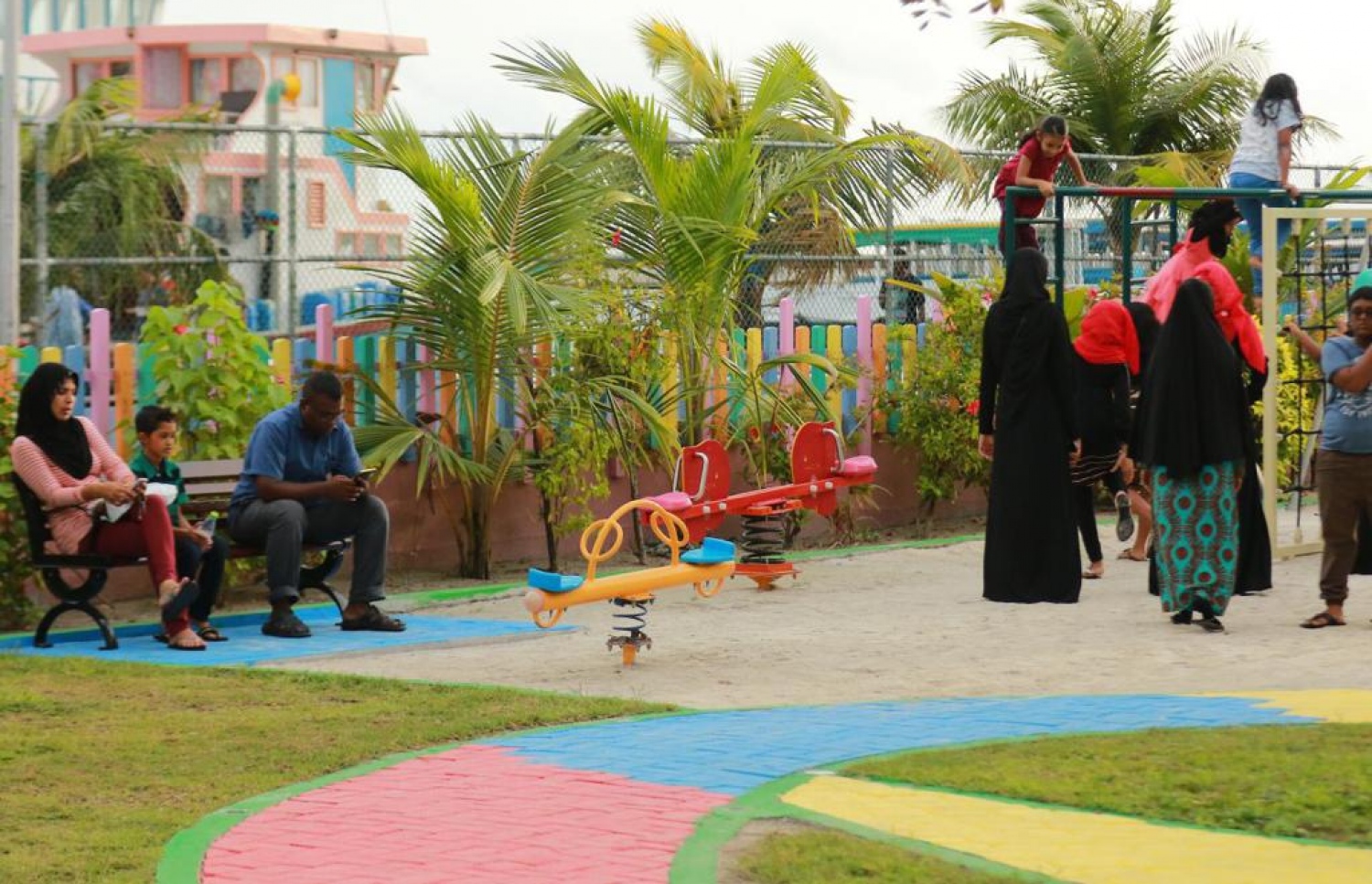 ކުރީގެ ރައީސް ޔާމީންގެ ވެރިކަމުގައި މާލޭގެ ހެދި ޕާކެއްގައި ކުޑަކުދިން ކުޅެނީ: މާލޭގައި ހިތްގައިމު ޕާކުތަކާއި މައިޒާންތައް ހެދުމަކީ ސީދާ މުއިއްޒުގެ އިސްނެގުމެއް.