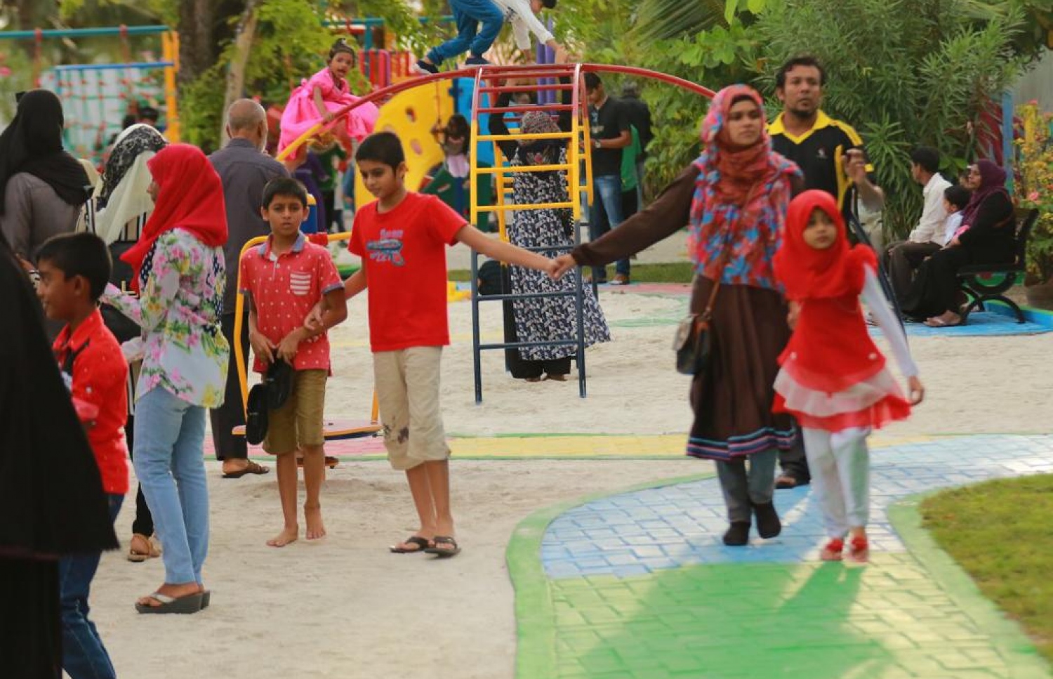 ކުރީގެ ރައީސް ޔާމީންގެ ވެރިކަމުގައި މާލޭގެ ހެދި ޕާކެއްގައި ކުޑަކުދިން ކުޅެނީ: މާލޭގައި ހިތްގައިމު ޕާކުތަކާއި މައިޒާންތައް ހެދުމަކީ ސީދާ މުއިއްޒުގެ އިސްނެގުމެއް.