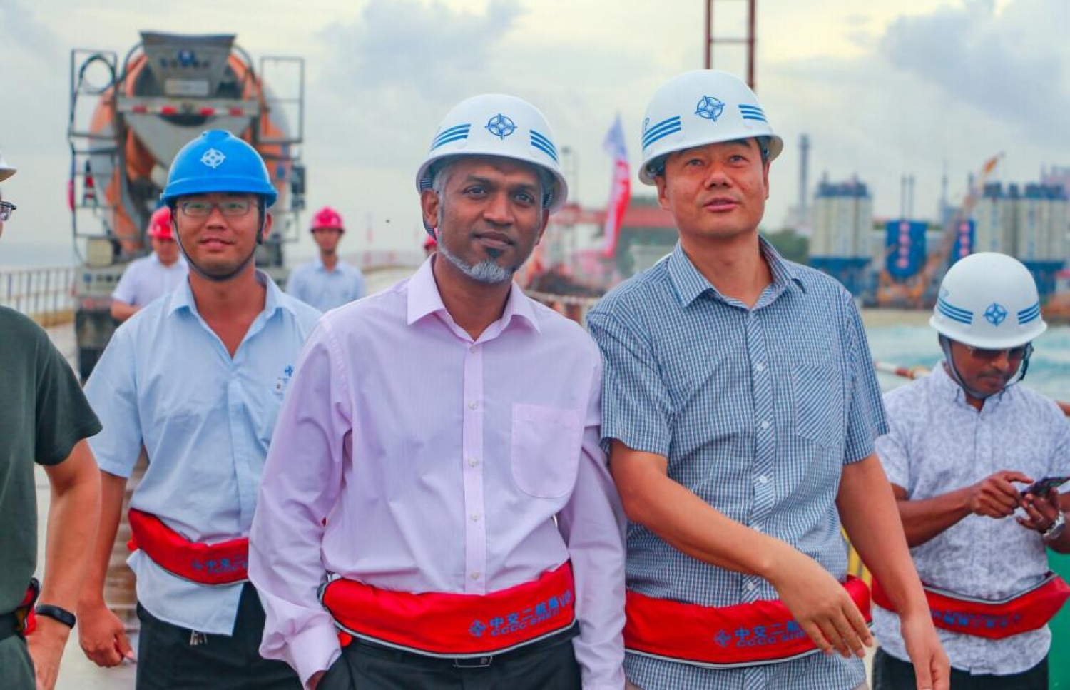 ކުރީގެ ރައީސް އަބްދުﷲ ޔާމީންގެ ވެރިކަމުގައި ސިނަމާލެ ބްރިޖު މަޝްރޫއު ކުރިއަށް ގެންދާ ގޮތް ޑރ. މުއިއްޒު ބައްލަވަނީ: އެތައް ބަޔަކަށް ލުއިފަސޭހަތައް ގެނެސްދިން ބްރިޖުގެ މަޝްރޫގައި އަމަލީ ގޮތުން އެންމެ އިސްކޮށް ހުންނެވީ ޑރ، މުއިއްޒު.