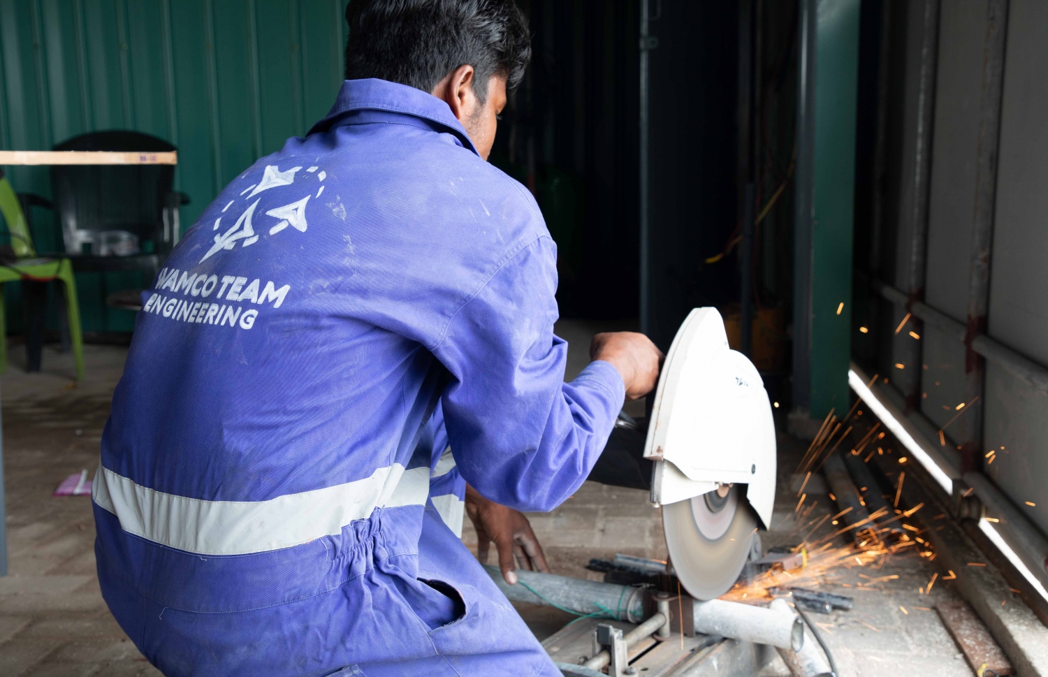 ވެމްކޯގެ މުވައްޒަފަކު ވެލްޑިން ކުރަނީ---ފޮޓޯ:ވެމްކޯ