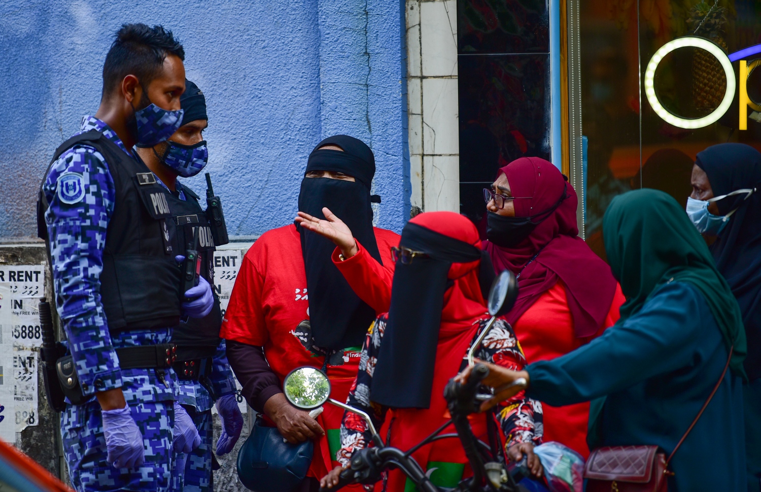 މާލެ، އޭޕްރީލް 2، 2021- އިދިކޮޅު ޕީޕީއެމް/ޕީއެންސީން މާލޭގައި މިއަދު ކުރި މުޒާހަރާ ހުއްޓުވަން އުޅުނު ފުލުހަކާ، މުޒާހަރާގެ ބައިވެރިންތަކެއް ވާހަކަ ދައްކަނީ: މިއަދުގެ މުޒާހަރާގައި ވަނީ ކުޑަކުދިންނަށް ކުރާ ޖިންސީ އަނިޔާ އާއި ރޭޕްކުރުމާ ދެކޮޅަށް ސަރުކާރުން އެކަށީގެންވާ ފިޔަވަލުތައް ނާޅާ ކަމަށް ބުނެ އެކަން ބަދަލުކުރުމަށް އަޑު އުފުލާފައި.---ފޮޓޯ: އަހުމަދު އަވްޝަން/މިހާރު