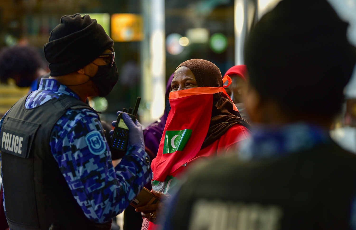 މާލެ، އޭޕްރީލް 2، 2021- އިދިކޮޅު ޕީޕީއެމް/ޕީއެންސީން މާލޭގައި މިއަދު ކުރި މުޒާހަރާ ހުއްޓުވަން އުޅުނު ފުލުހަކާ، މުޒާހަރާގެ ބައިވެރިއަކު ވާހަކަ ދައްކަނީ: މިއަދުގެ މުޒާހަރާގައި ވަނީ ކުޑަކުދިންނަށް ކުރާ ޖިންސީ އަނިޔާ އާއި ރޭޕްކުރުމާ ދެކޮޅަށް ސަރުކާރުން އެކަށީގެންވާ ފިޔަވަލުތައް ނާޅާ ކަމަށް ބުނެ އެކަން ބަދަލުކުރުމަށް އަޑު އުފުލާފައި.---ފޮޓޯ: އަހުމަދު އަވްޝަން/މިހާރު