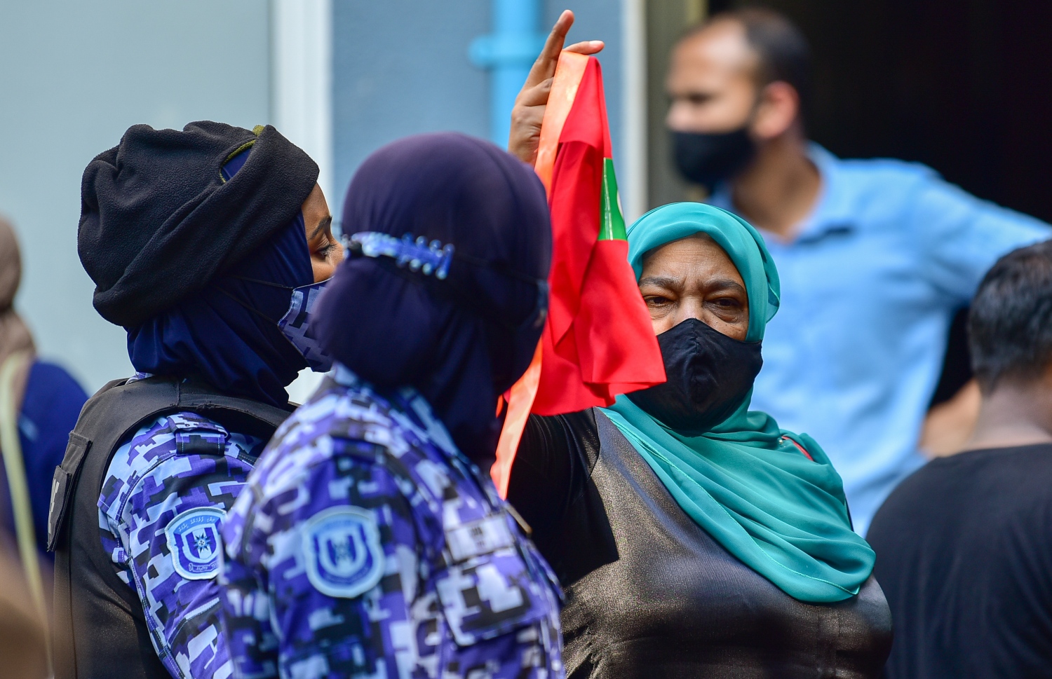 މާލެ، އޭޕްރީލް 2، 2021- އިދިކޮޅު ޕީޕީއެމް/ޕީއެންސީން މާލޭގައި މިއަދު ކުރި މުޒާހަރާ ހުއްޓުވަން އުޅުނު ފުލުހަކާ، މުޒާހަރާގެ ބައިވެރިއަކު ވާހަކަ ދައްކަނީ: މިއަދުގެ މުޒާހަރާގައި ވަނީ ކުޑަކުދިންނަށް ކުރާ ޖިންސީ އަނިޔާ އާއި ރޭޕްކުރުމާ ދެކޮޅަށް ސަރުކާރުން އެކަށީގެންވާ ފިޔަވަލުތައް ނާޅާ ކަމަށް ބުނެ އެކަން ބަދަލުކުރުމަށް އަޑު އުފުލާފައި.---ފޮޓޯ: އަހުމަދު އަވްޝަން/މިހާރު