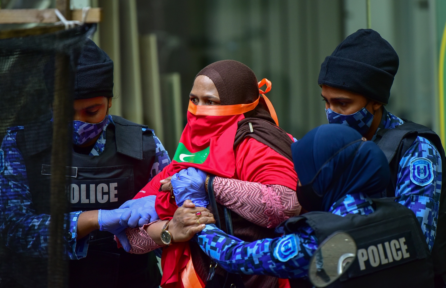 މާލެ، އޭޕްރީލް 2، 2021- އިދިކޮޅު ޕީޕީއެމް/ޕީއެންސީން މާލޭގައި މިއަދު ކުރި މުޒާހަރާގެ ތެރެއިން އަންހެނަކު ފުުލުހުންގެ ވެހިކަލަކަށް އަރުވަން މަސައްކަތް ކުރަނީ: މިއަދުގެ މުޒާހަރާގައި ވަނީ ކުޑަކުދިންނަށް ކުރާ ޖިންސީ އަނިޔާ އާއި ރޭޕްކުރުމާ ދެކޮޅަށް ސަރުކާރުން އެކަށީގެންވާ ފިޔަވަލުތައް ނާޅާ ކަމަށް ބުނެ އެކަން ބަދަލުކުރުމަށް އަޑު އުފުލާފައި.---ފޮޓޯ: އަހުމަދު އަވްޝަން/މިހާރު