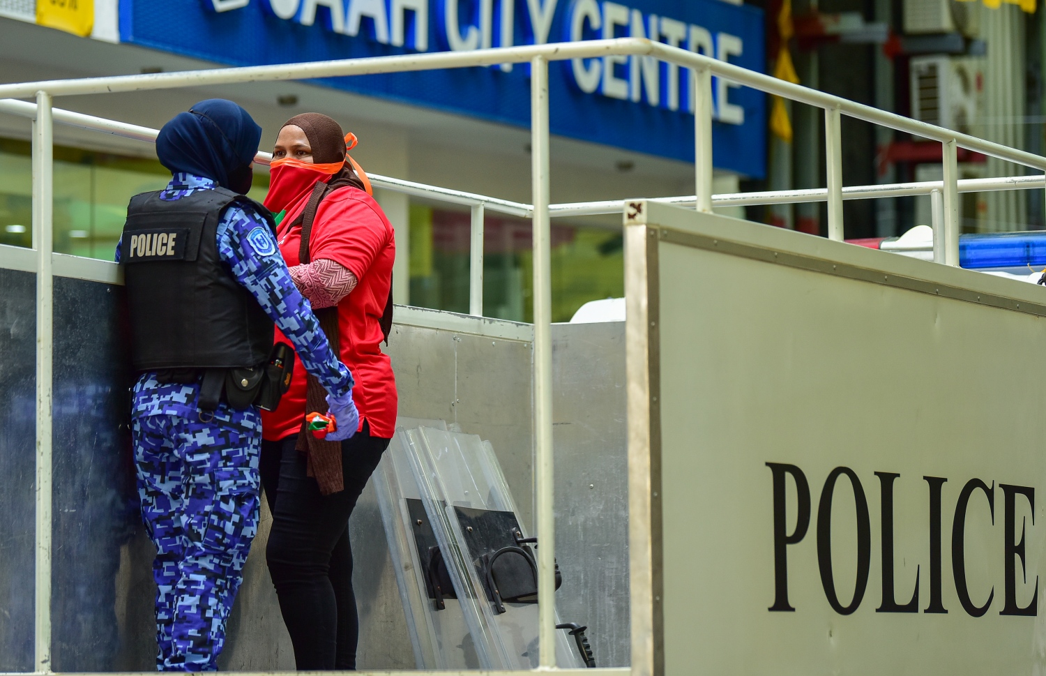 މާލެ، އޭޕްރީލް 2، 2021- އިދިކޮޅު ޕީޕީއެމް/ޕީއެންސީން މާލޭގައި މިއަދު ކުރި މުޒާހަރާގެ ތެރެއިން އަންހެނަކު ފުުލުހުންގެ ވެހިކަލަކަށް އަރުވާފައިވާއިރު އޭނާގެ ކައިރީގައި އަންހެން ފުލުހަކު މަޑުކޮށްލައިގެން: މިއަދުގެ މުޒާހަރާގައި ވަނީ ކުޑަކުދިންނަށް ކުރާ ޖިންސީ އަނިޔާ އާއި ރޭޕްކުރުމާ ދެކޮޅަށް ސަރުކާރުން އެކަށީގެންވާ ފިޔަވަލުތައް ނާޅާ ކަމަށް ބުނެ އެކަން ބަދަލުކުރުމަށް އަޑު އުފުލާފައި.---ފޮޓޯ: އަހުމަދު އަވްޝަން/މިހާރު