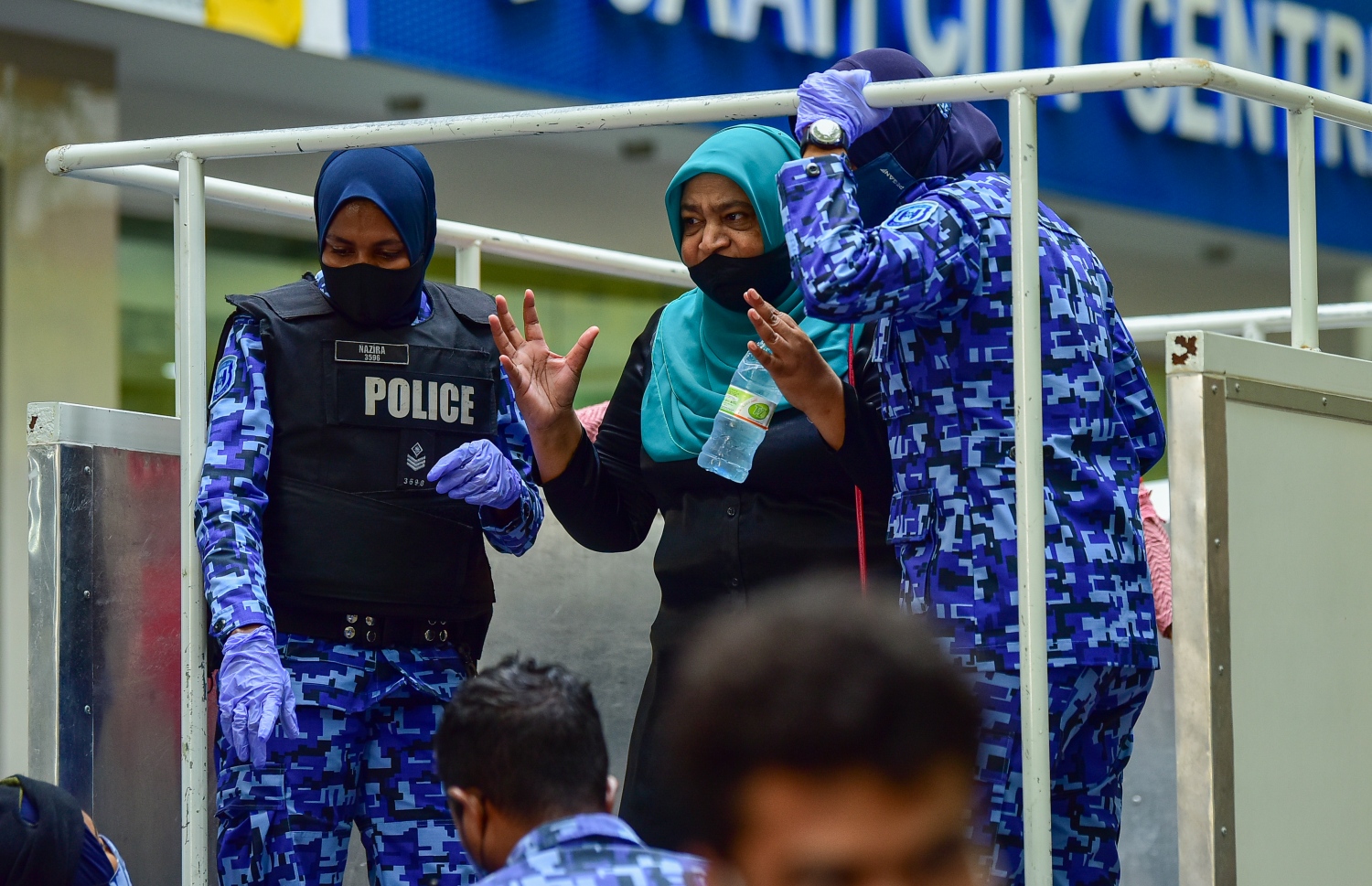 މާލެ، އޭޕްރީލް 2، 2021- އިދިކޮޅު ޕީޕީއެމް/ޕީއެންސީން މާލޭގައި މިއަދު ކުރި މުޒާހަރާގެ ތެރެއިން އަންހެނަކު ފުުލުހުންގެ ވެހިކަލަކަށް އަރުވަން މަސައްކަތް ކުރަނީ: މިއަދުގެ މުޒާހަރާގައި ވަނީ ކުޑަކުދިންނަށް ކުރާ ޖިންސީ އަނިޔާ އާއި ރޭޕްކުރުމާ ދެކޮޅަށް ސަރުކާރުން އެކަށީގެންވާ ފިޔަވަލުތައް ނާޅާ ކަމަށް ބުނެ އެކަން ބަދަލުކުރުމަށް އަޑު އުފުލާފައި.---ފޮޓޯ: އަހުމަދު އަވްޝަން/މިހާރު