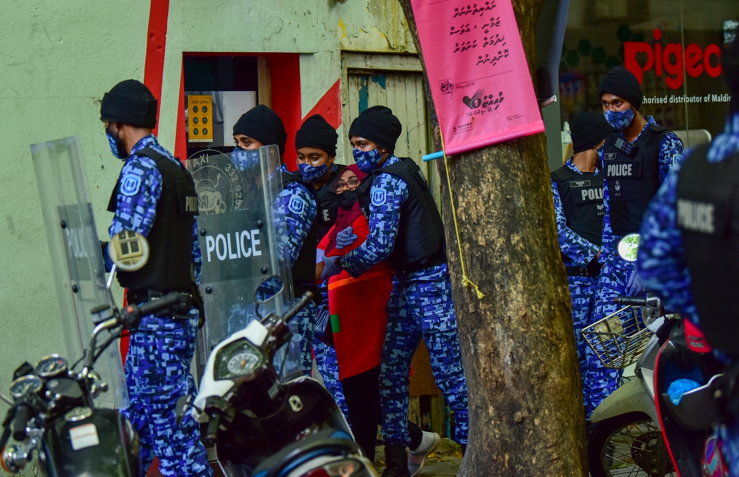 މާލެ، އޭޕްރީލް 2، 2021- އިދިކޮޅު ޕީޕީއެމް/ޕީއެންސީން މާލޭގައި މިއަދު ކުރި މުޒާހަރާ ހުއްޓުވަން ފުލުހުން ރަޔަޓްގިއަރުގައި ހަރަކާތްތެރިވަނީ: މިއަދުގެ މުޒާހަރާގައި ވަނީ ކުޑަކުދިންނަށް ކުރާ ޖިންސީ އަނިޔާ އާއި ރޭޕްކުރުމާ ދެކޮޅަށް ސަރުކާރުން އެކަށީގެންވާ ފިޔަވަލުތައް ނާޅާ ކަމަށް ބުނެ އެކަން ބަދަލުކުރުމަށް އަޑު އުފުލާފައި.---ފޮޓޯ: އަހުމަދު އަވްޝަން/މިހާރު