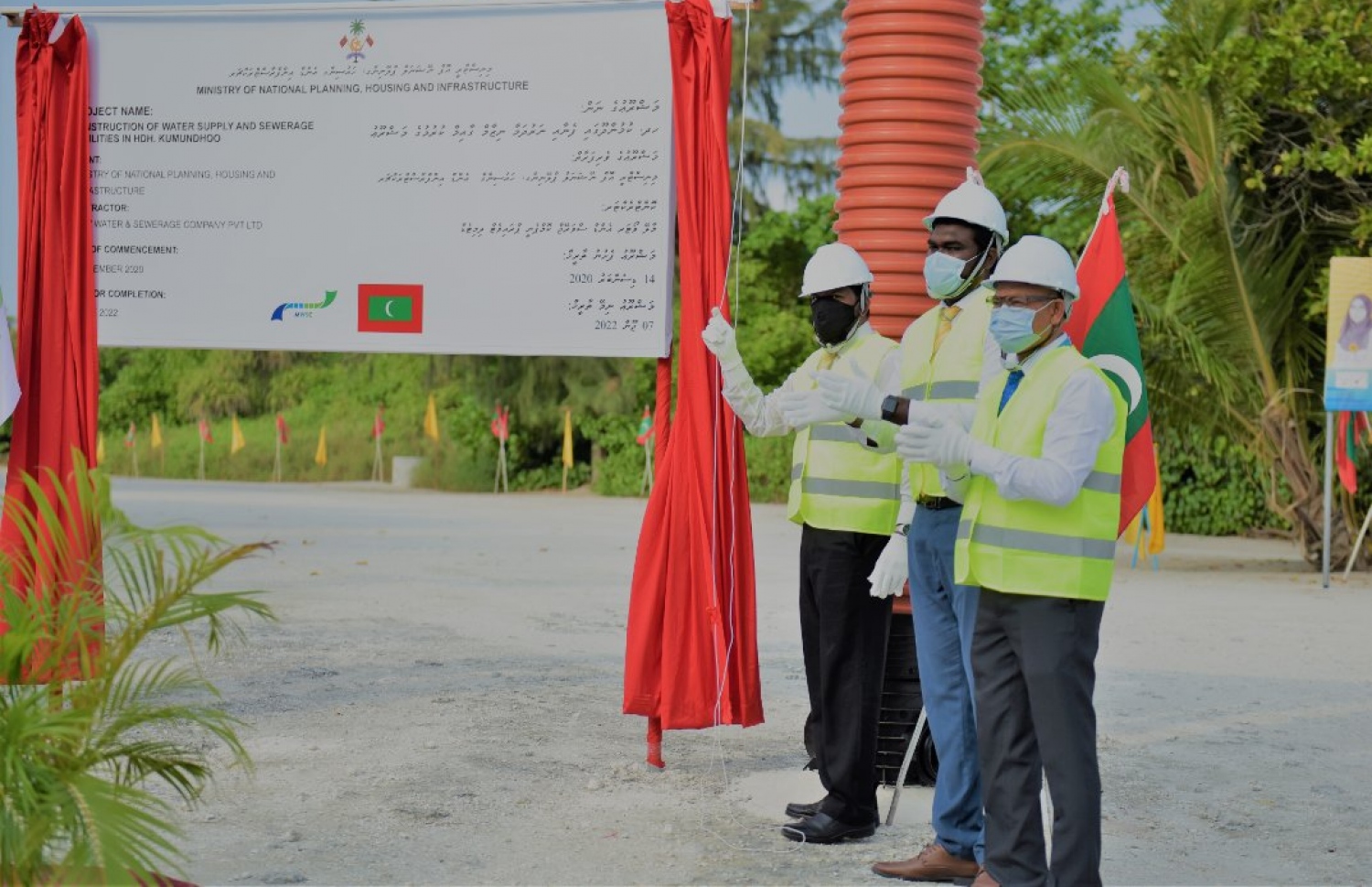 އެމްޑަބްލިއުއެސްސީގެ ޗެއާމަން އަހުމަދު މައުސޫމާއި މެނޭޖިން ޑިރެކްޓަރު ހަސަން ޝާހު އަދި މަކުނުދޫ ދާއިރާގެ މެންބަރު މުހައްމަދު ރާއީ ކުމުންދޫގެ ފެނާއި ނަރުދަމާގެ މަސައްކަތް ފައްޓަވައިދެއްވަނީ-- ފޮޓޯ: އެމްޑަބްލިއުއެސްސީ