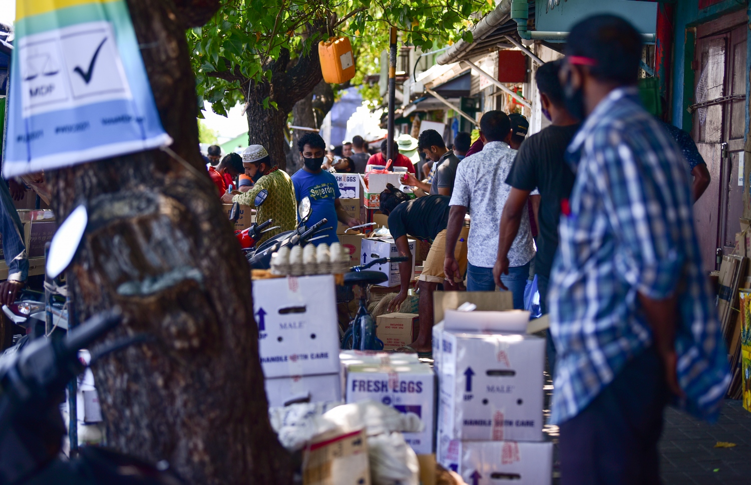 އަބަދުވެސް އެންމެ ހަލަބޮލި ބާޒާރުމަތި: މި ދުވަސްވަރު ބާޒާރުމަތީގެ ހަރަކާތްތައް ގިނަ. ސަބަބަކީ ރޯދަ އަށް ރަށްރަށަށް މުދާ ގެންދިއުމުގެ މަސައްކަތް ކުރަމުން އަންނާތީ -- ފޮޓޯ: އަހުމަދު އަވްޝަން/ މިހާރު
