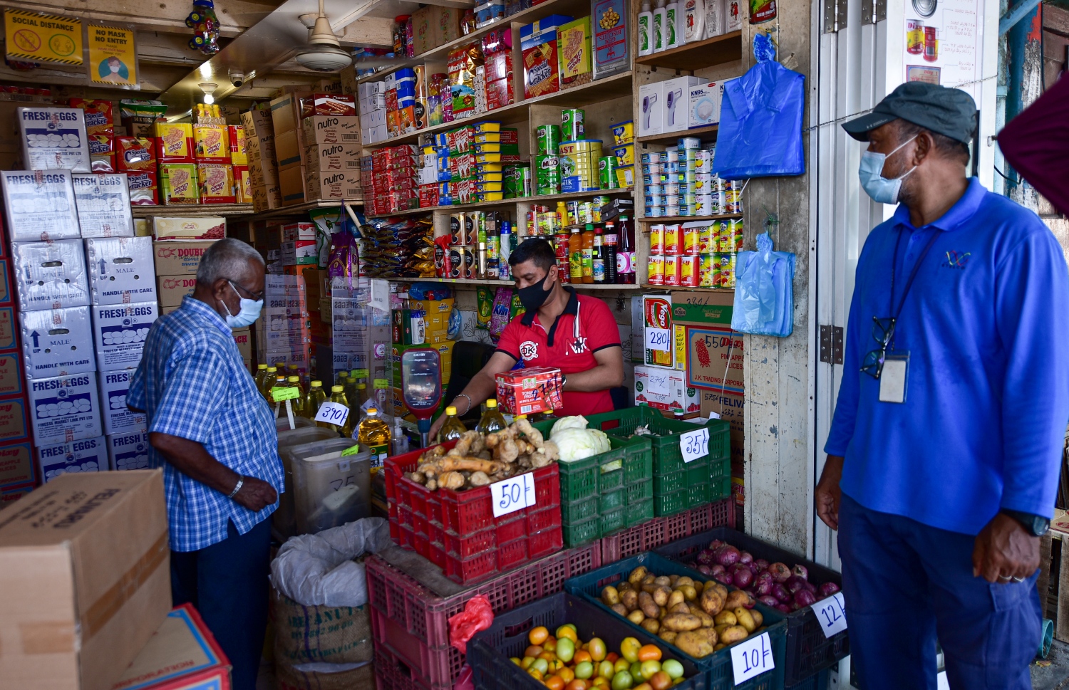 މާލެ، އޭޕްރީލް 8، 2021- އަންނަ ހަފުތާގެ ތެރޭގައި މި އަހަރުގެ ރޯދަ މަސް ފަށާއިރު، ރަށްރަށަށް މުދާ ގެންދިއުމުގެ މަސައްކަތް މިހާރު އަންނަނީ ކުރަމުން. އެހެން ދުވަސްތަކާ ހިލާފަށް މި ދުވަސްވަރު މާޒާރުމަތި ފެންނަނީ ހަލަބޮލިކޮށް.-- ފޮޓޯ:އަހުމަދު އަވްޝަން/މިހާރު