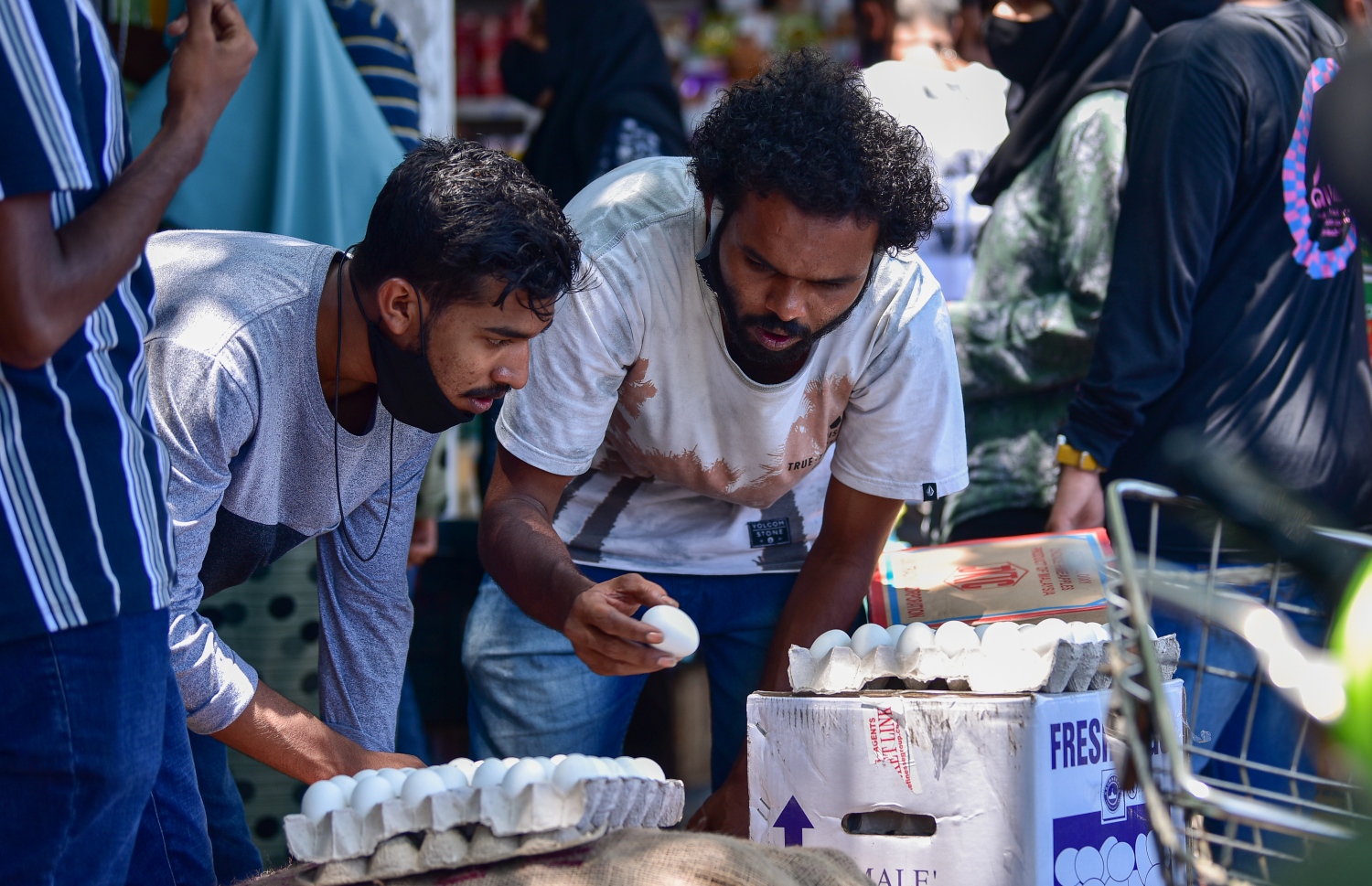 މާލެ، އޭޕްރީލް 4، 2021- މާރުކޭޓް ސަރަަހައްދުން ދެމީހަކު ބިސް ކޭސްތަކެއް ބަލަނީ -- ފޮޓޯ: އަހުމަދު އަވްޝަން/ މިހާރު