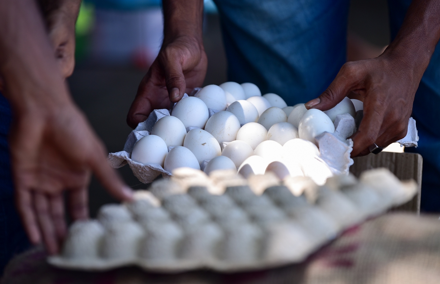 މާލެ، އޭޕްރީލް 4، 2021- މާރުކޭޓް ސަރަަހައްދުން މީހަކު ބިސް ކޭހެއް ގަންނަނީ -- ފޮޓޯ: އަހުމަދު އަވްޝަން/ މިހާރު