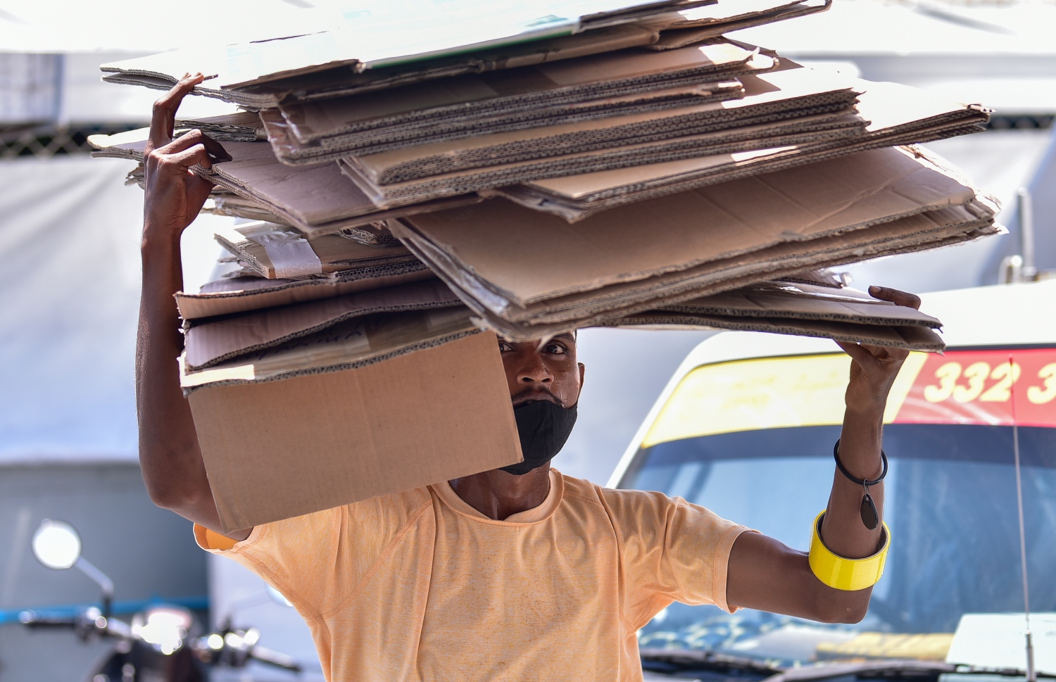 މާލެ، އޭޕްރީލް 8، 2021- މާރުކޭޓް ސަރަަހައްދުން މީހަކު ހުސް ފޮށިގަނޑެއް ބޮލަށް ލައިގެން ދަނީ -- ފޮޓޯ: އަހުމަދު އަވްޝަން/ މިހާރު