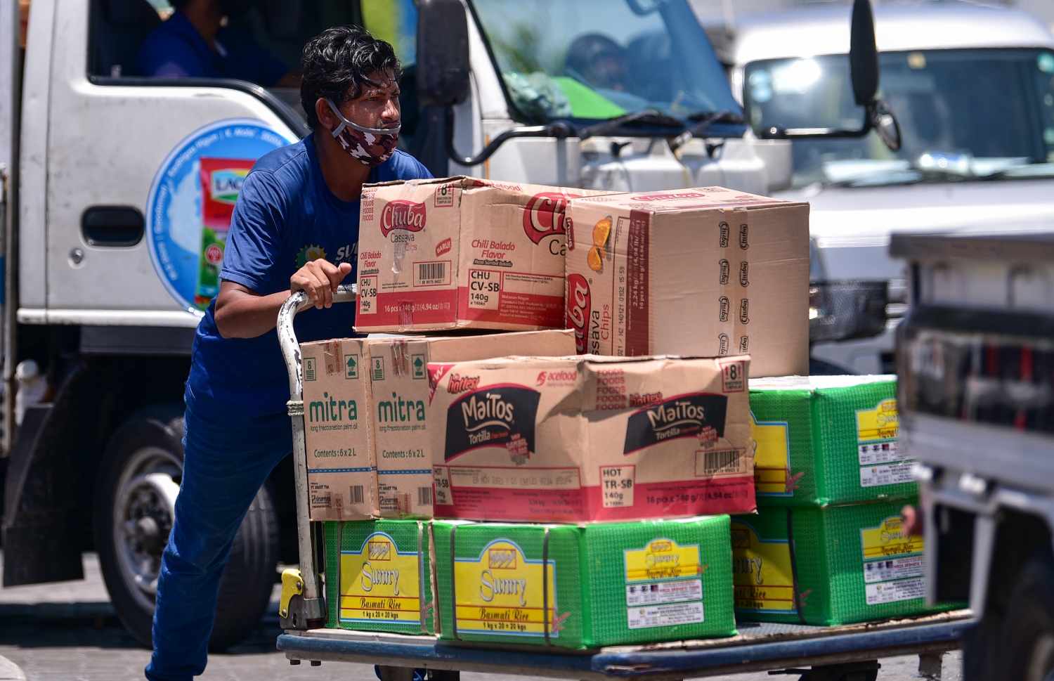 ބާޒާރުމަތީގެ ފިހާރައަކުން މުދާތަކެއް ގަނެގެން މީހަކު ދަނީ: ބާޒާރުމަތީގެ ފިހާރަތަކުން ބުނާ ގޮތުގައި ރޯދަ އަށް ބޭނުންވާ ހުރިހާ އާންމު މުދާ ބާޒާރުން ލިބެން އެބަހުރި -- ފޮޓޯ: އަހުމަދު އަވްޝަން/ މިހާރު