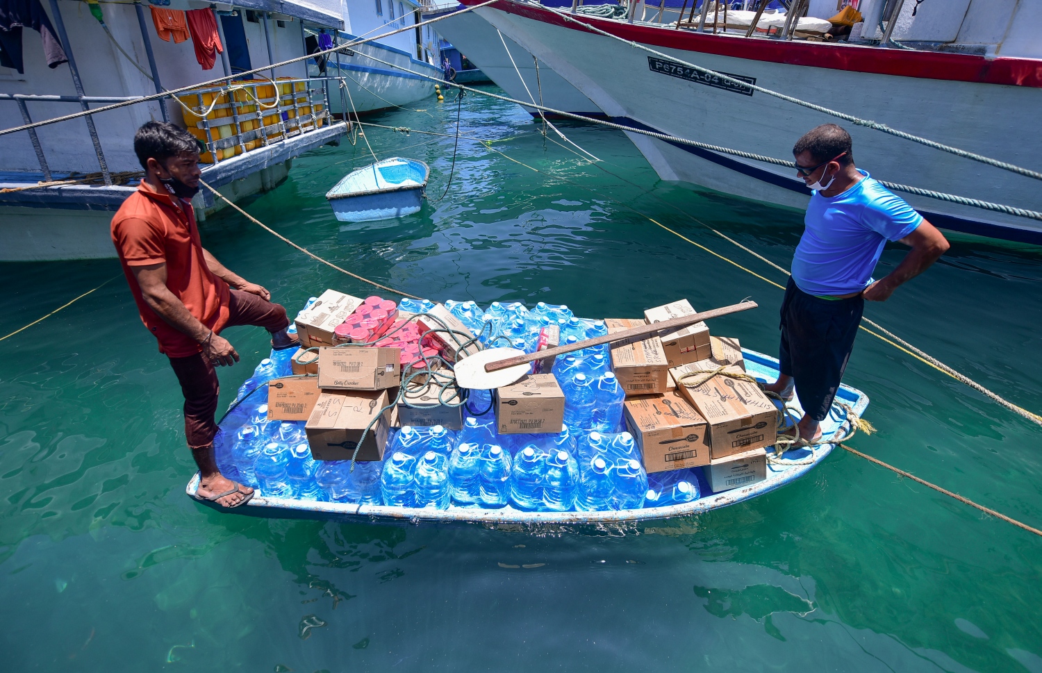 ރަށަކަށް ގެންދާ މުދާތަކެއް ބޯޓަކަށް އަރުވަން ގެންދަނީ: އަންނަ ހަފުތާގެ ތެރޭގައި މި އަހަރުގެ ރޯދަ މަސް ފަށާއިރު، ރަށްރަށަށް މުދާ ގެންދިއުމުގެ މަސައްކަތް މިހާރު އަންނަނީ ކުރަމުން. 
-- ފޮޓޯ:އަހުމަދު އަވްޝަން/މިހާރު