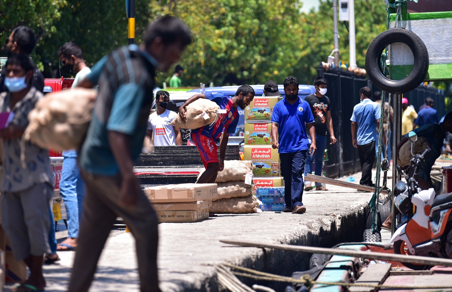 މާލޭގެ ބާޒާރުމަތި އާދަޔާ ހިލާފަށް ހަލަބޮލިކޮށް: މި ހަފުތާގެ ހުރިހާ ދުވަހެއްހެން ފެންނަނީ ބާޒާރުމަތި ޓްރެފިކް ބޮޑުކޮށް -- ފޮޓޯ: އަހުމަދު އަވްޝަން/ މިހާރު