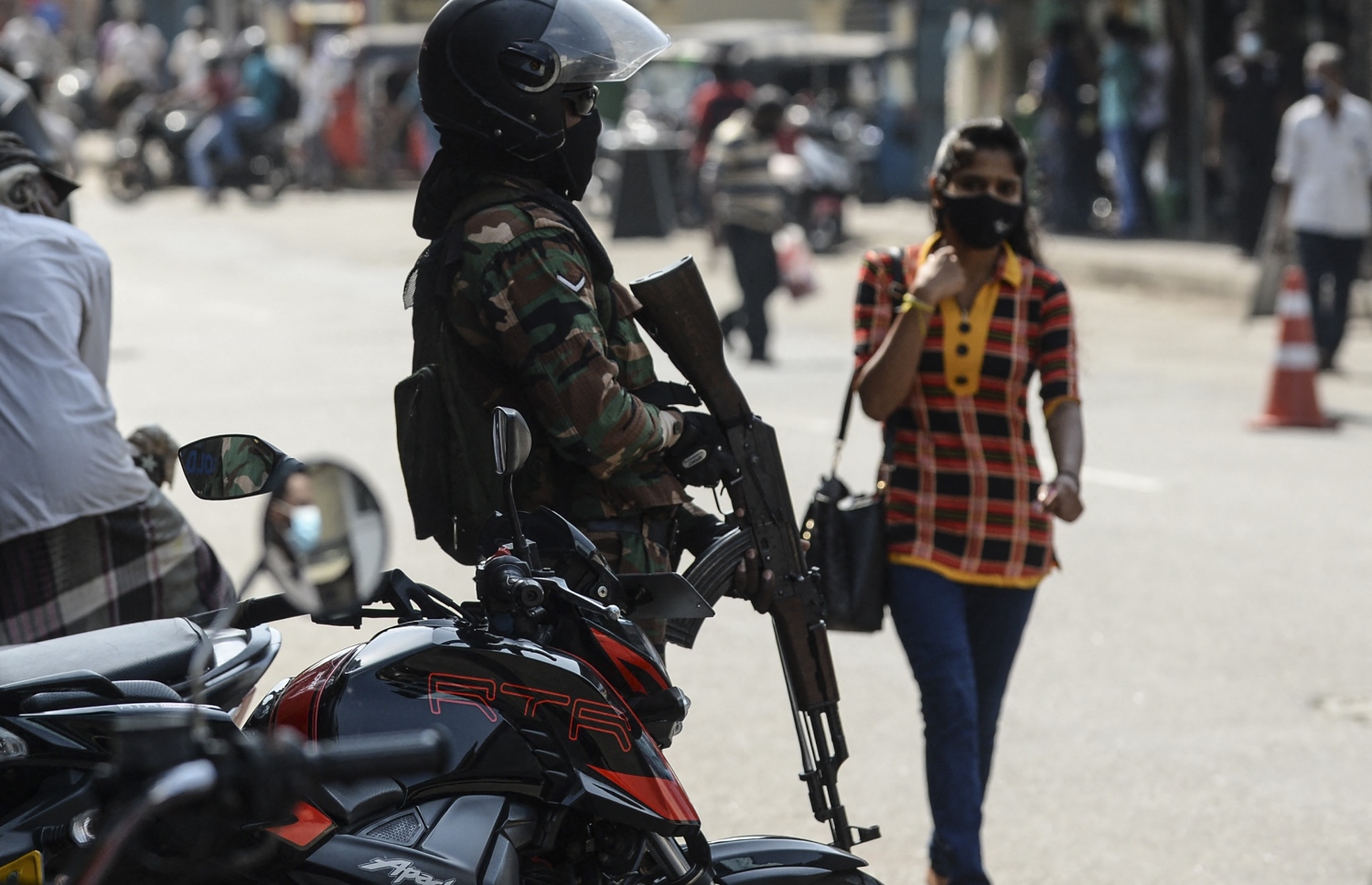 ސެއިންޓް އެންތަނީ ފައްޅީގެ ބޭރުގައި ސިފައިން ހަތިޔާރާ އެކު ފޯރިމަރަނީ. --ފޮޓޯ:އޭއެފްޕީ