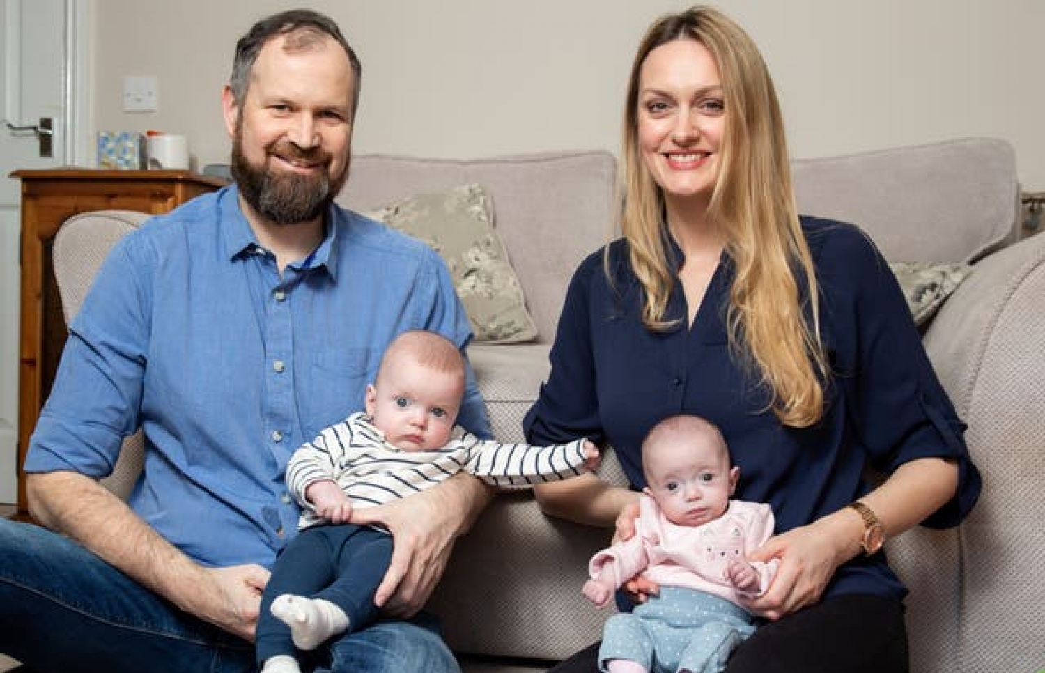 ރެބެކާ އާއި ފިރިމީހާ ދެ ކުދިންނާ އެކު.