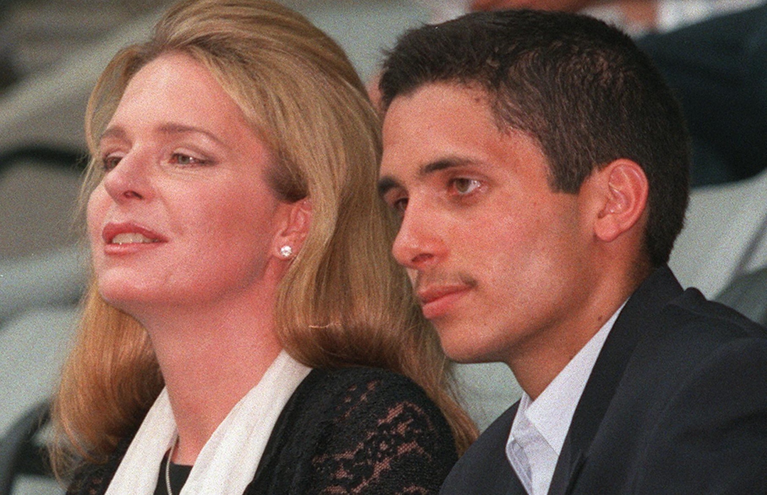 ޕްރިންސް ހަމްޒާ އާއި މަންމާފުޅު ކުއީން ނޫރް، ޖޯޑަން އާއި ލުބުނާން އޮގަސްޓް 14، 1999 ގައި ކުޅުނު ބާސްކެޓް މެޗެއް ބައްލަވާލައްވަނީ. --ފޮޓޯ:އޭއެފްޕީ