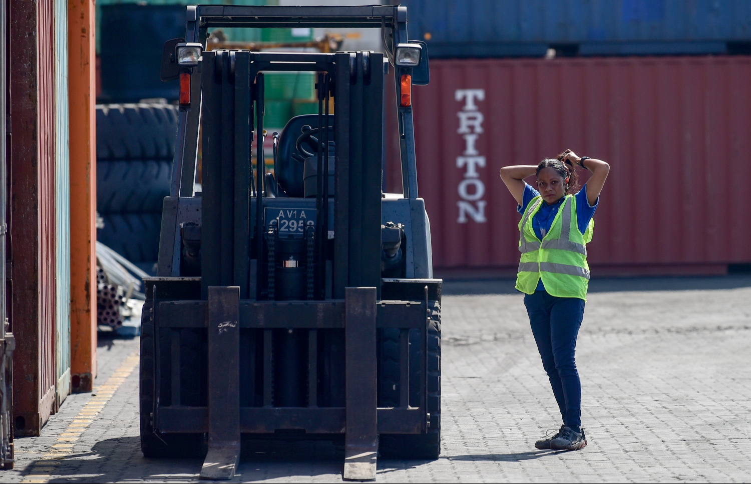 ފަރާ، ފޯކްލިފްޓަށް އަރަން ތައްޔާރުވަނީ: ވިޔަފާރި ބަނދަރުގައި އުޅޭ އެހެން މީހުންގެ އިހުތިރާމް ވެސް ވަނީ ލިބިފައި -- މިހާރު ފޮޓޯ: ނިޝާން އަލީ